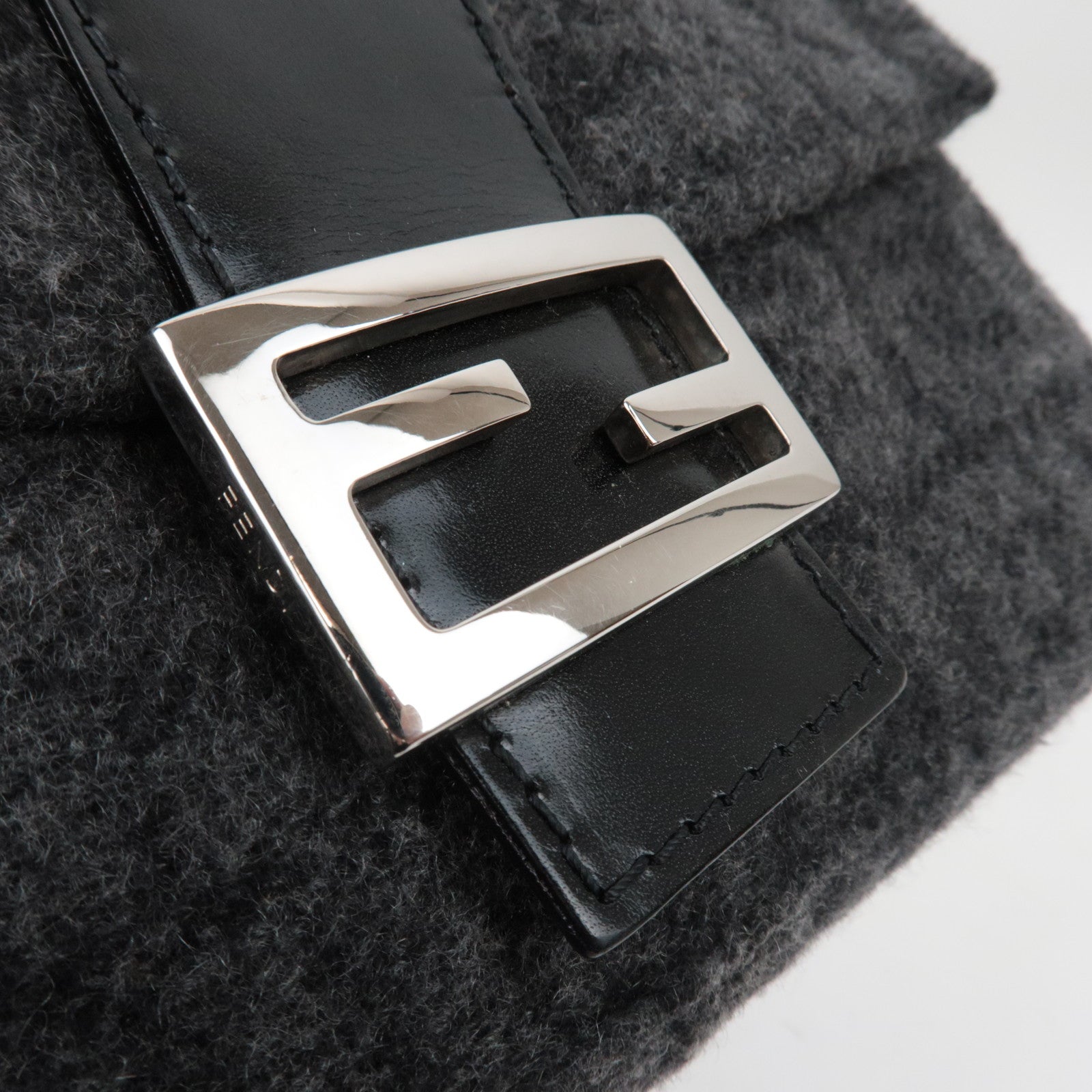 FENDI Zucca Mamma Baguette Kasjmiergrijs *Stofzak