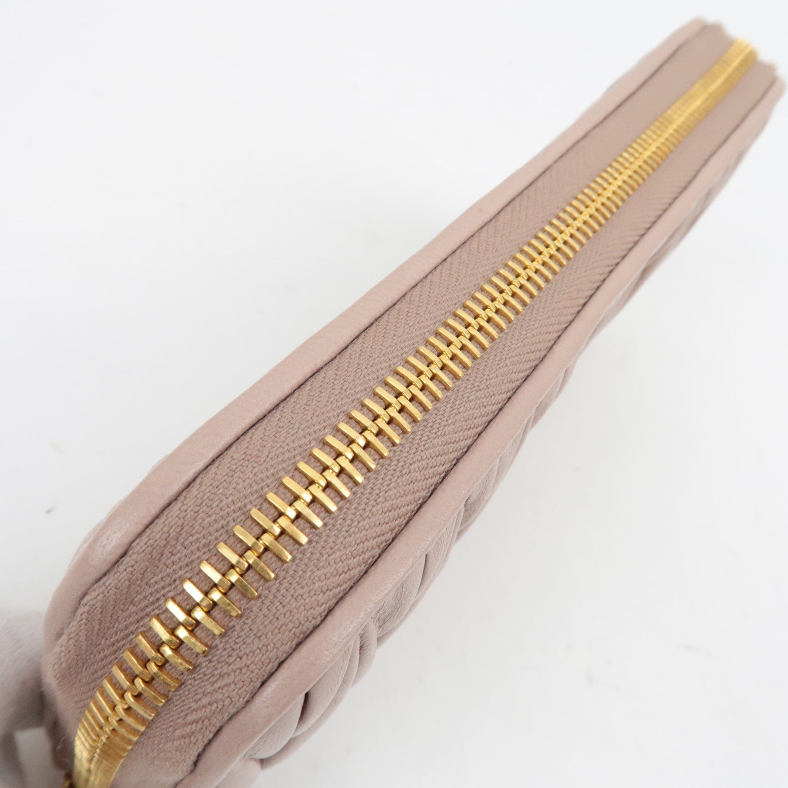 MIU MIU Matelasse leren ronde portemonnee met rits en lange sluiting Cameo (beige) 5ML506 *Doos, G-kaart