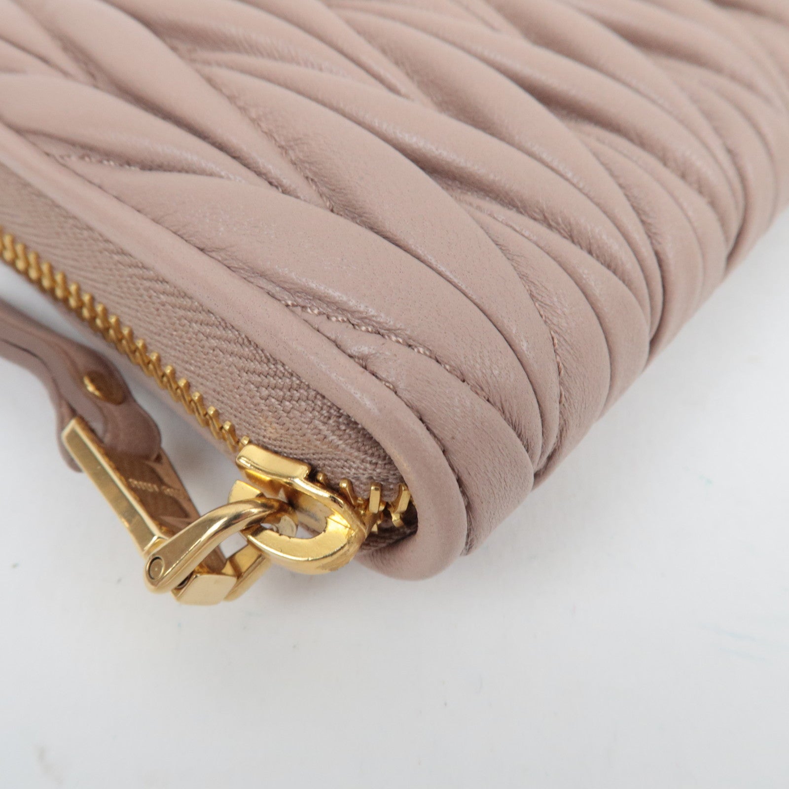 MIU MIU Matelasse leren ronde portemonnee met rits en lange sluiting Cameo (beige) 5ML506 *Doos, G-kaart