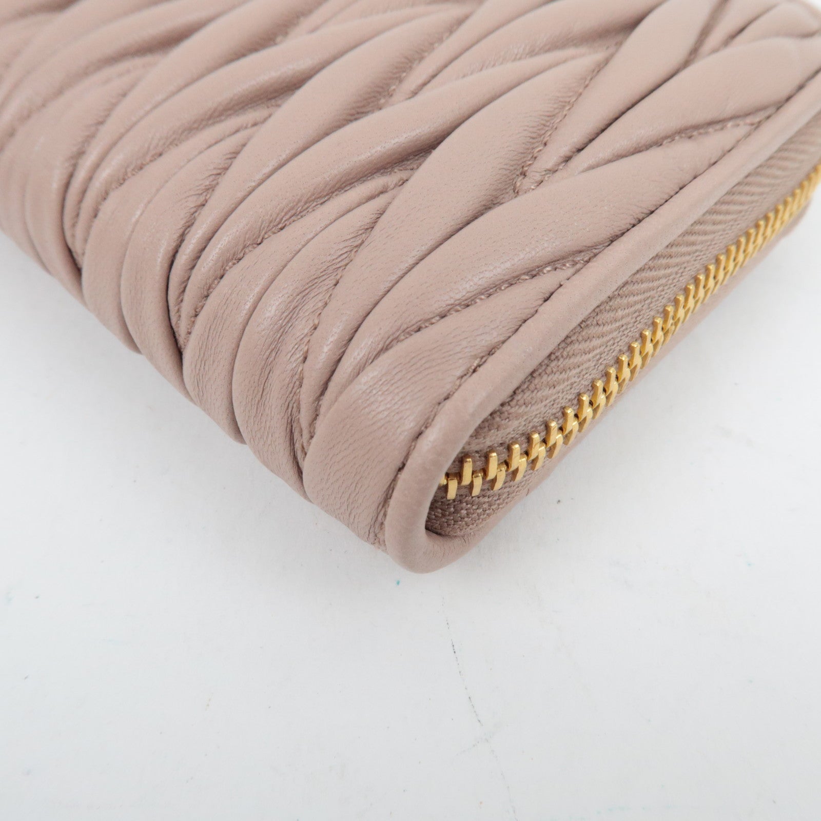 MIU MIU Matelasse leren ronde portemonnee met rits en lange sluiting Cameo (beige) 5ML506 *Doos, G-kaart