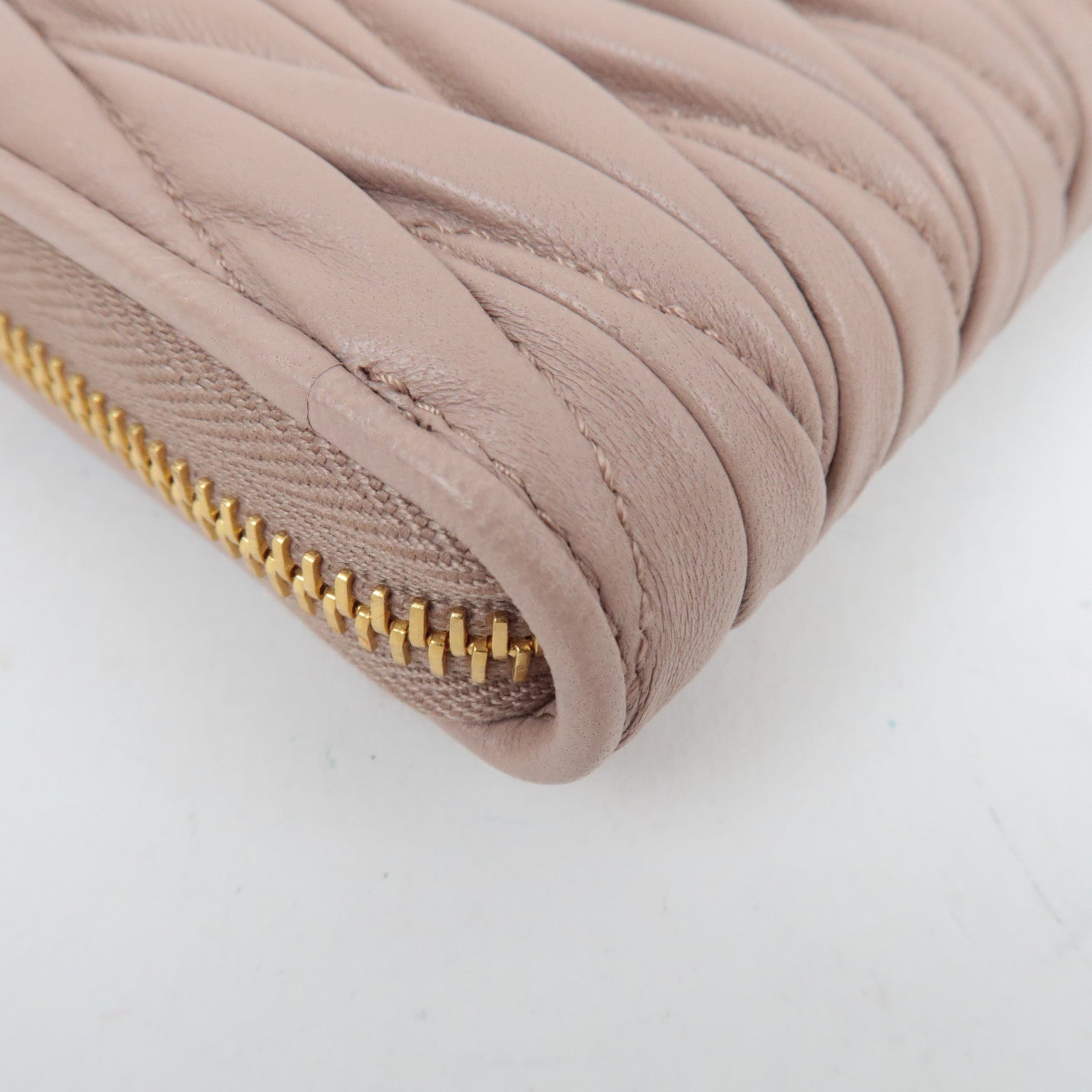 MIU MIU Matelasse leren ronde portemonnee met rits en lange sluiting Cameo (beige) 5ML506 *Doos, G-kaart