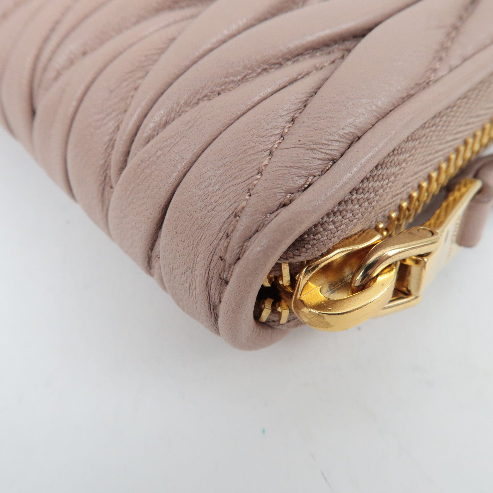 MIU MIU Matelasse leren ronde portemonnee met rits en lange sluiting Cameo (beige) 5ML506 *Doos, G-kaart