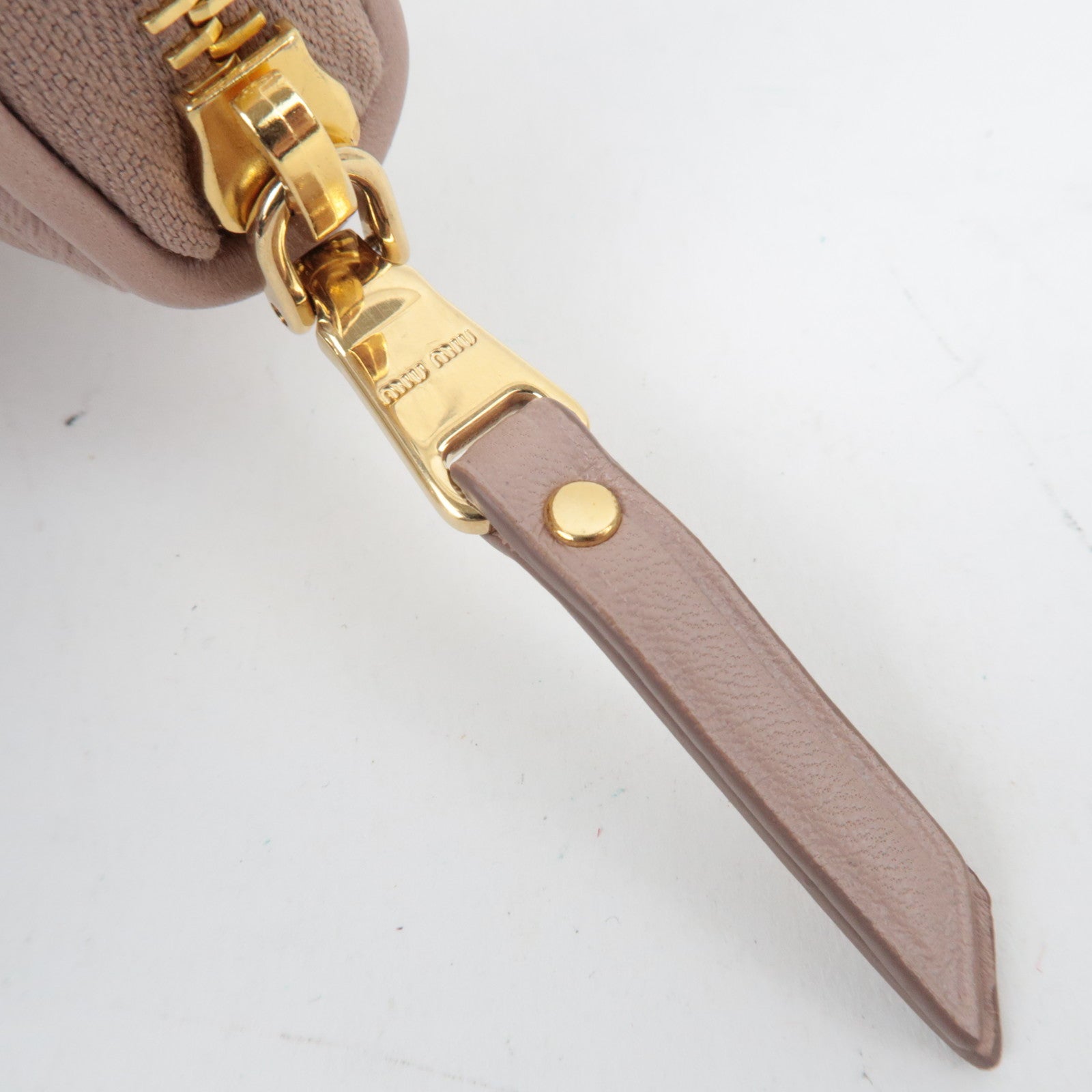 MIU MIU Matelasse leren ronde portemonnee met rits en lange sluiting Cameo (beige) 5ML506 *Doos, G-kaart