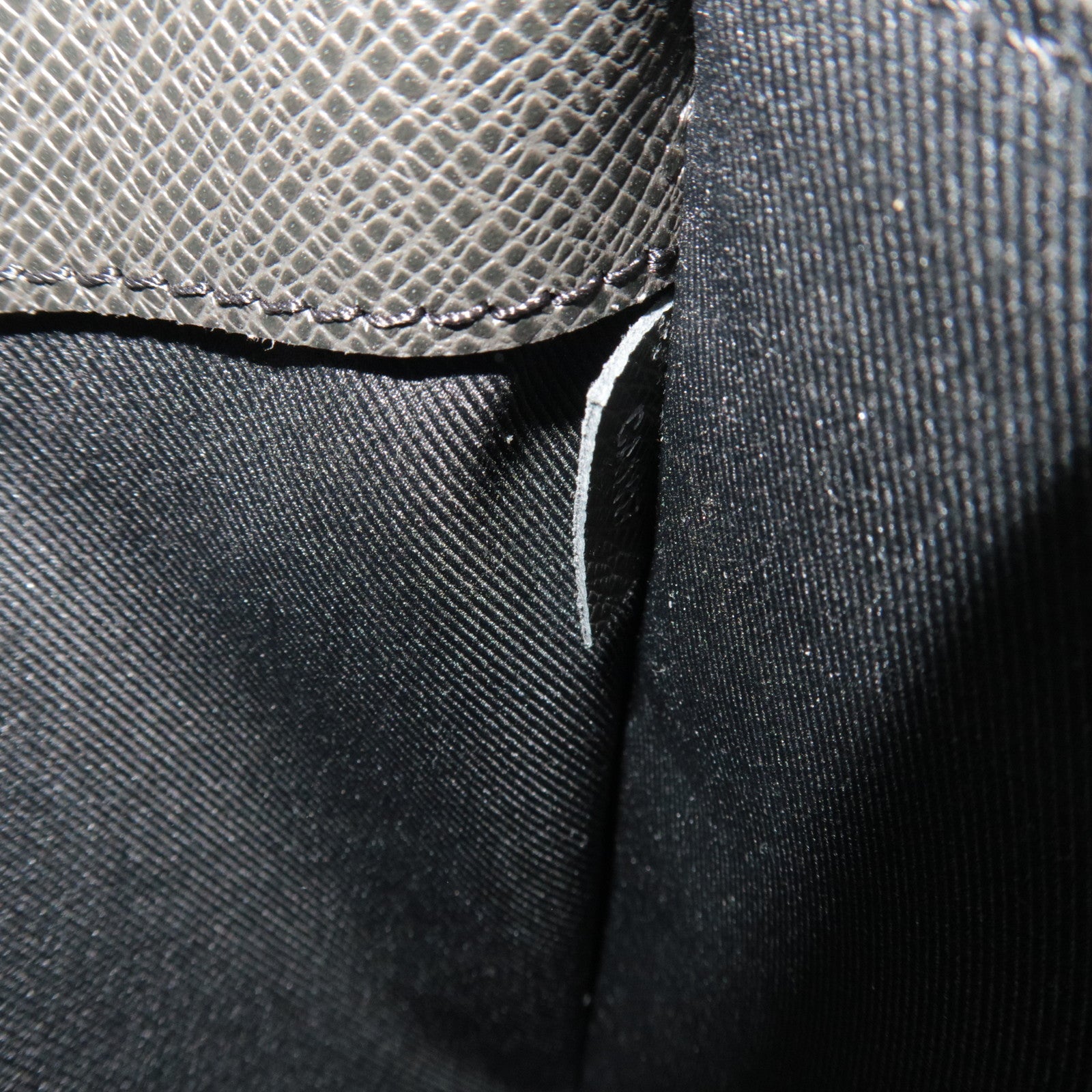 Louis Vuitton Taiga Anton Pochette Shoulder Bag Noir M33431 RFID *Dust bag