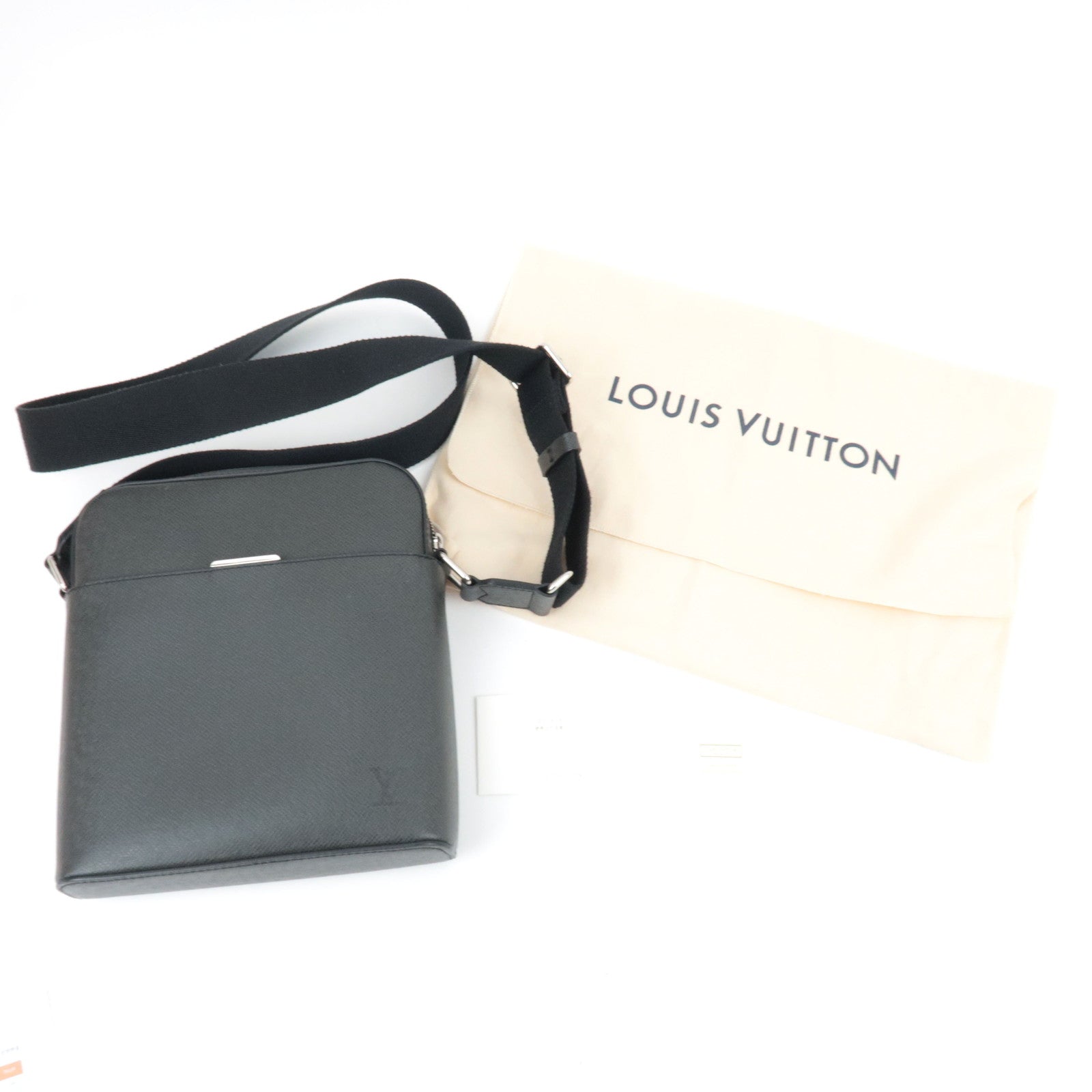 Louis Vuitton Taiga Anton Pochette Shoulder Bag Noir M33431 RFID *Dust bag