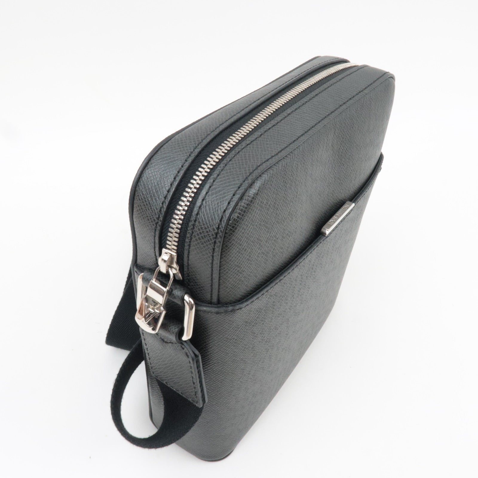 Louis Vuitton Taiga Anton Pochette Shoulder Bag Noir M33431 RFID *Dust bag