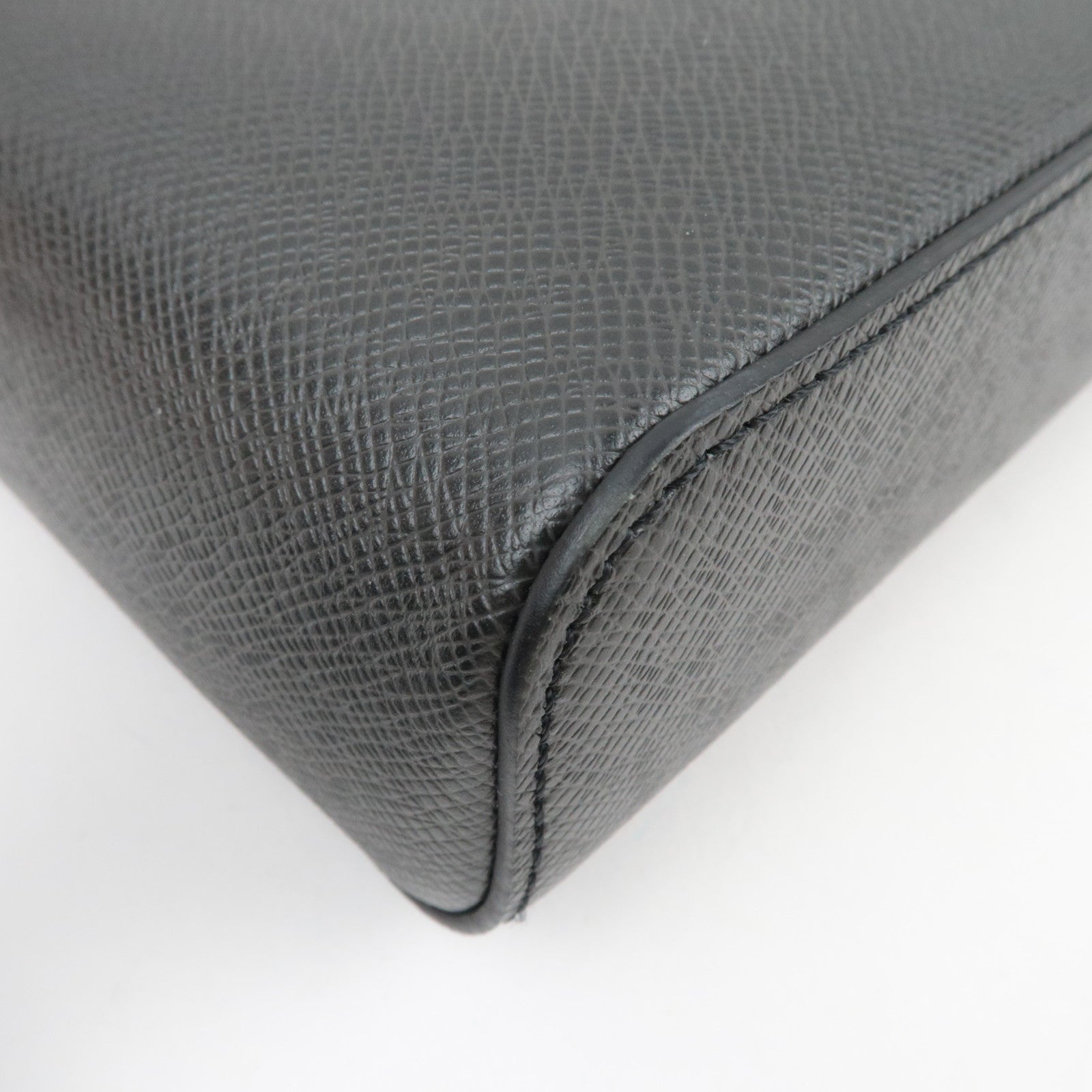 Louis Vuitton Taiga Anton Pochette Shoulder Bag Noir M33431 RFID *Dust bag