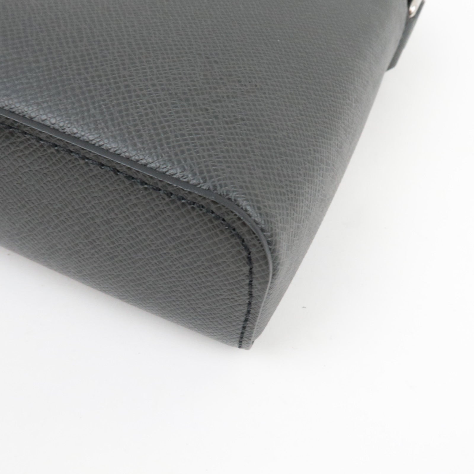 Louis Vuitton Taiga Anton Pochette Shoulder Bag Noir M33431 RFID *Dust bag