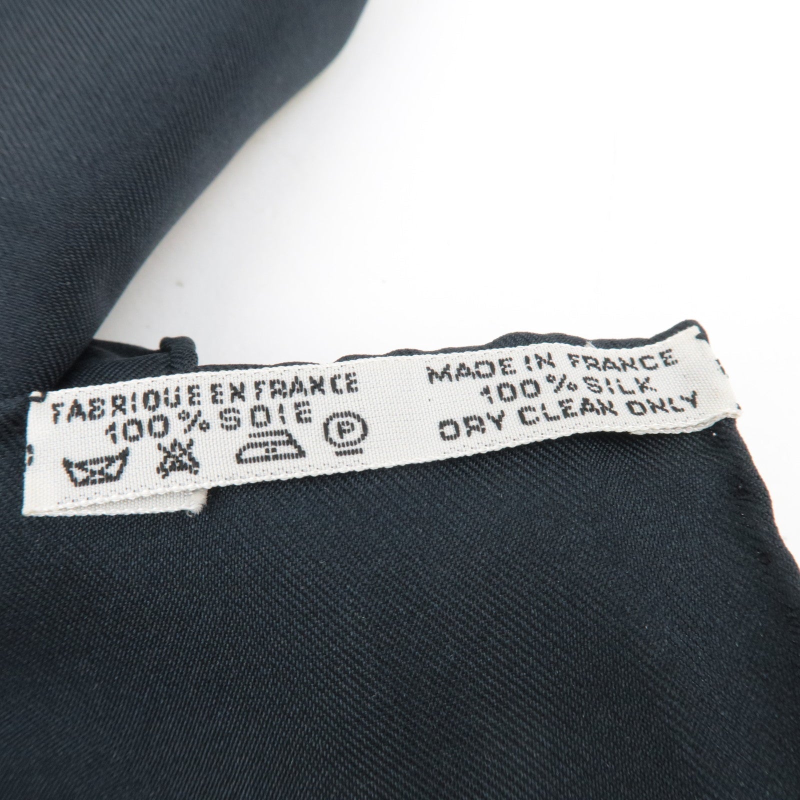 HERMES Carre 90 LES VOITURES A TRANSFORMATION 100% Silk White Black