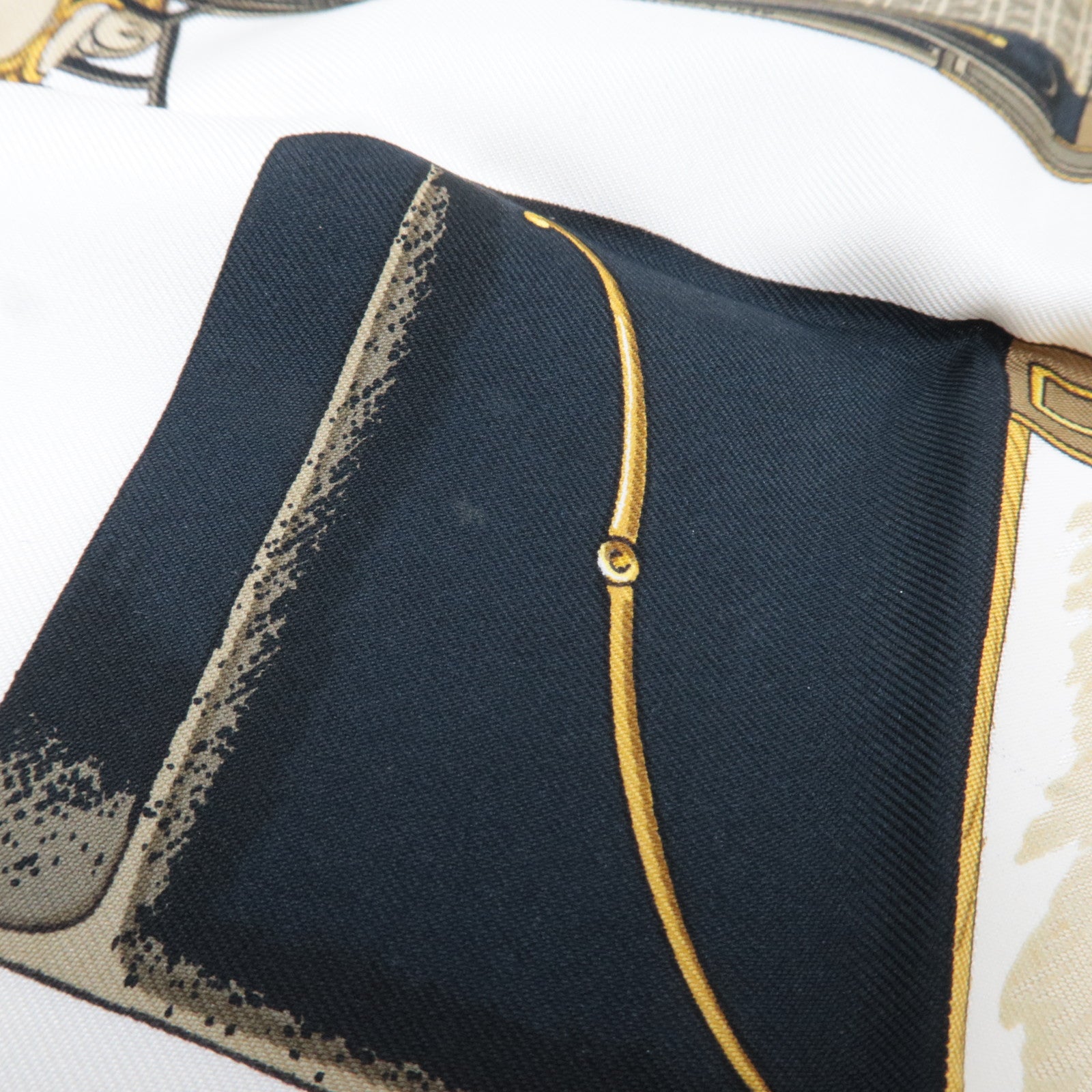 HERMES Carre 90 LES VOITURES A TRANSFORMATION 100% Silk White Black