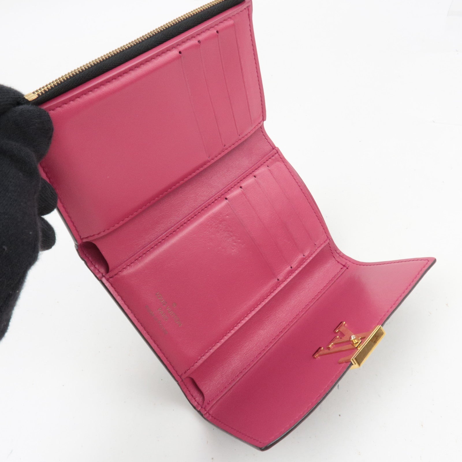 Louis Vuitton Portefeuille Capucines Compact Trifold Wallet Taurillon Leather Noir Hot Pink M62157