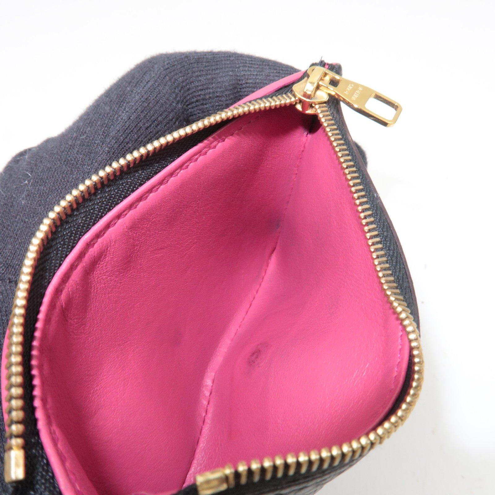 Louis Vuitton Portefeuille Capucines Compact Trifold Wallet Taurillon Leather Noir Hot Pink M62157