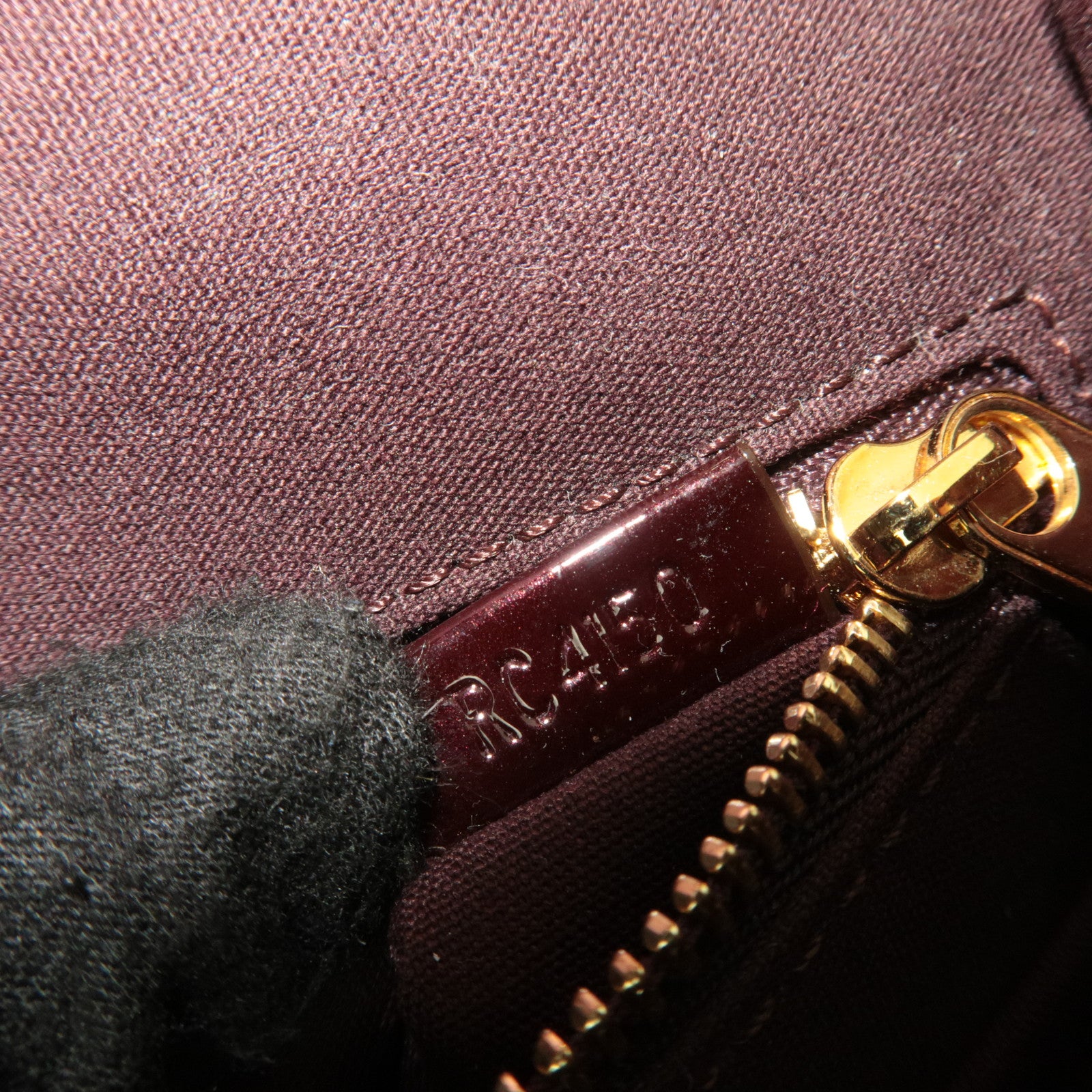 Louis Vuitton Monogram Vernis Vermont Avenue Shoulder Bag Amarante M91279