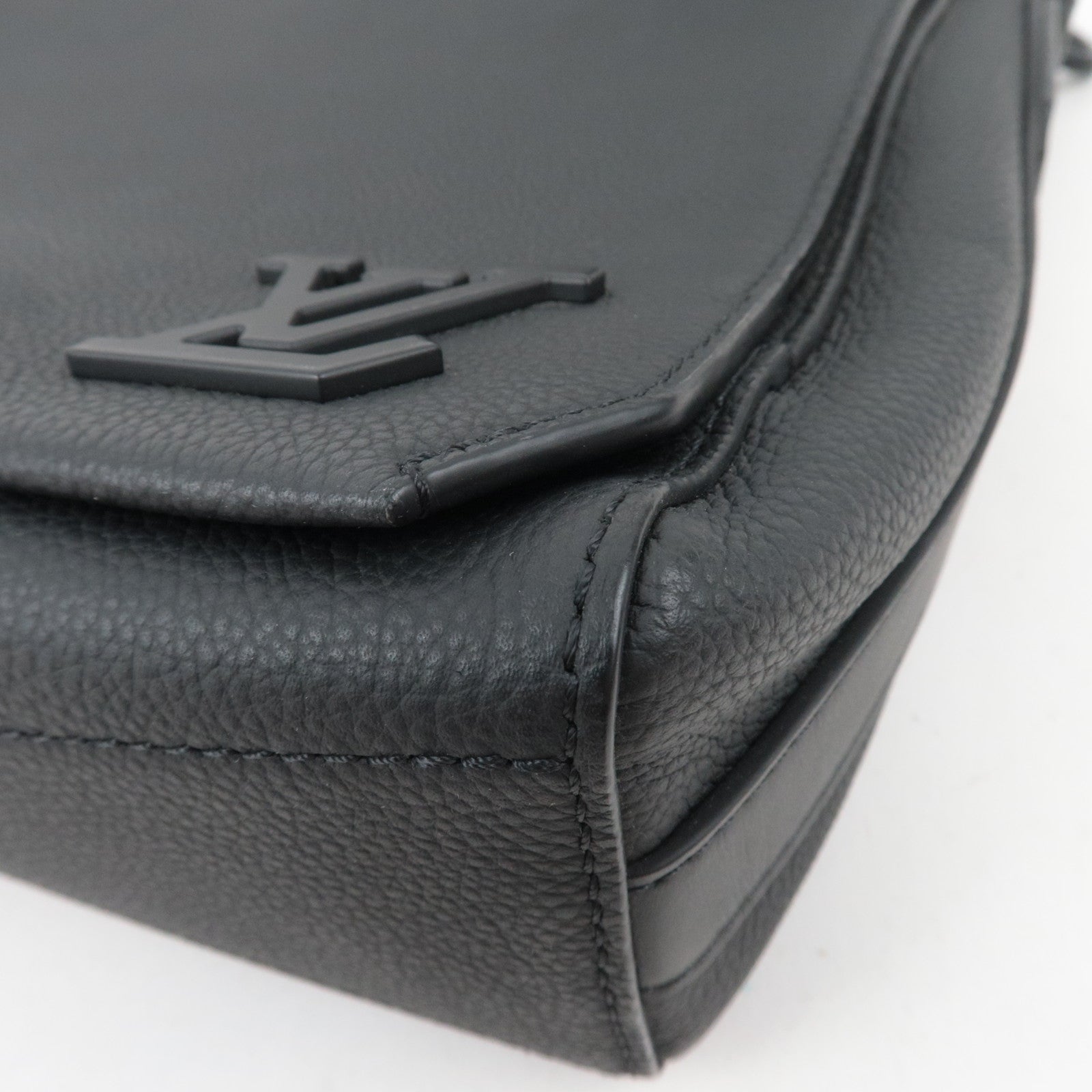 Louis Vuitton Aerogram Takeoff Messenger Leather Shoulder Bag Noir M57080