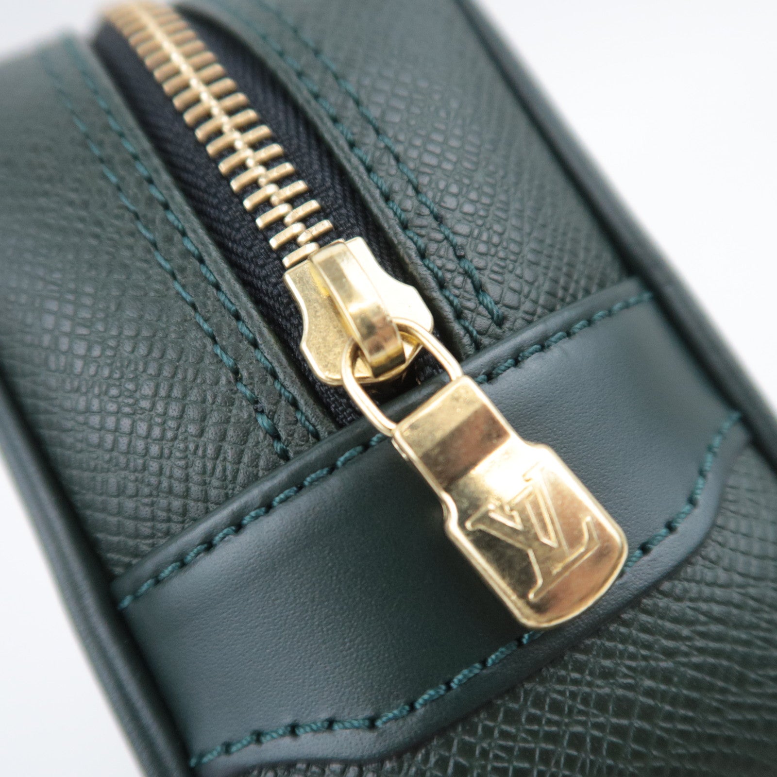 Louis Vuitton Taiga Kaluga Clutch Bag Epicea M30814
