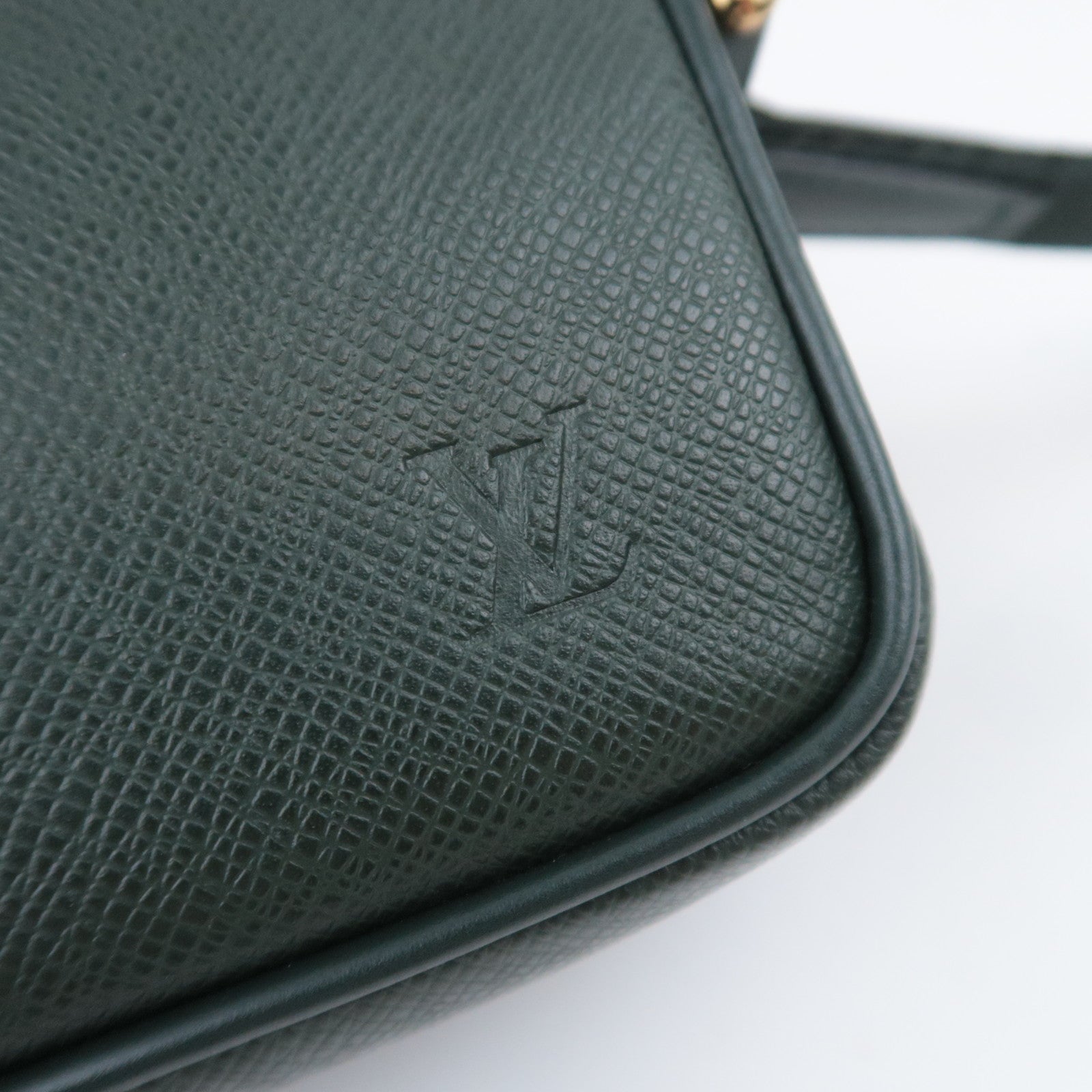 Louis Vuitton Taiga Kaluga Clutch Bag Epicea M30814