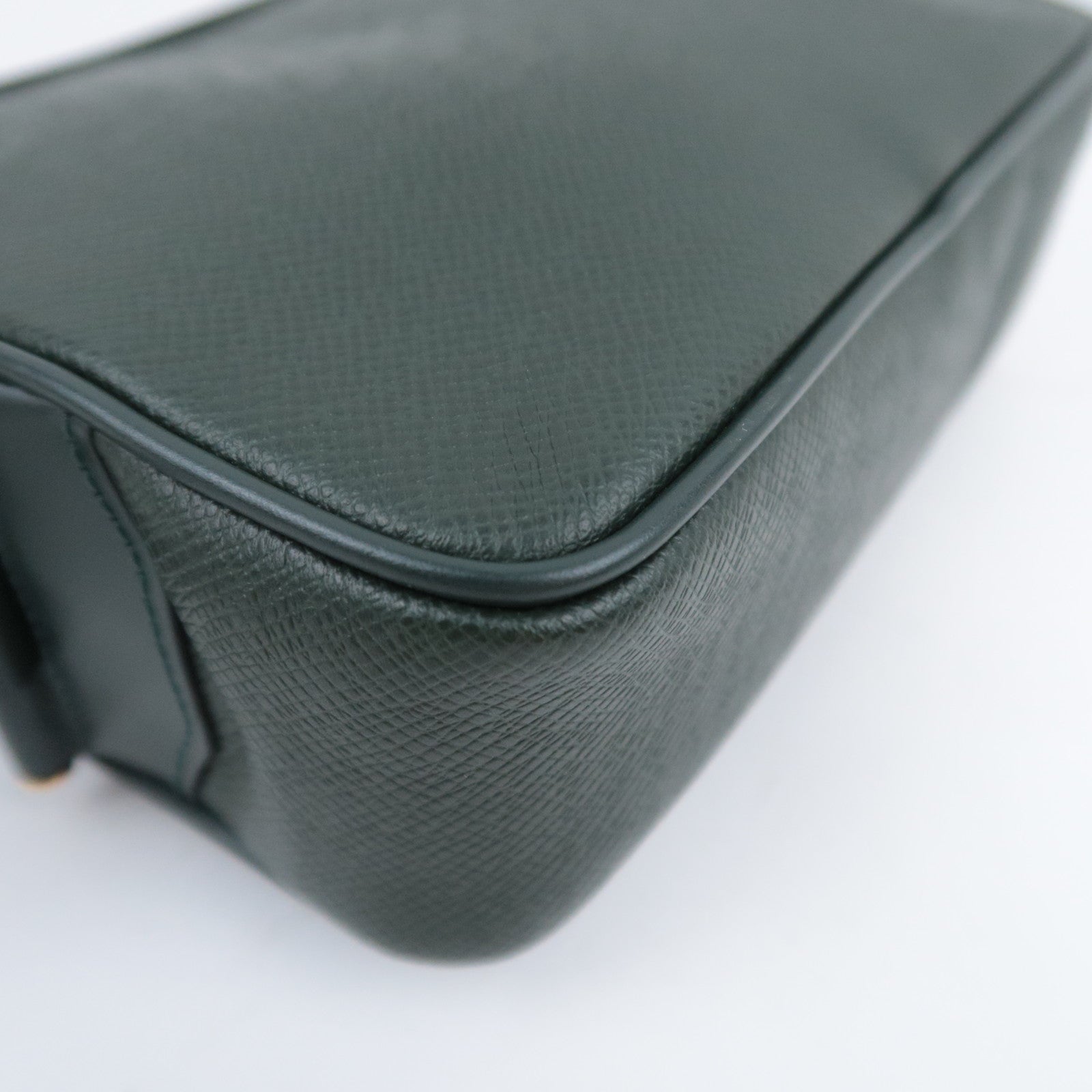 Louis Vuitton Taiga Kaluga Clutch Bag Epicea M30814