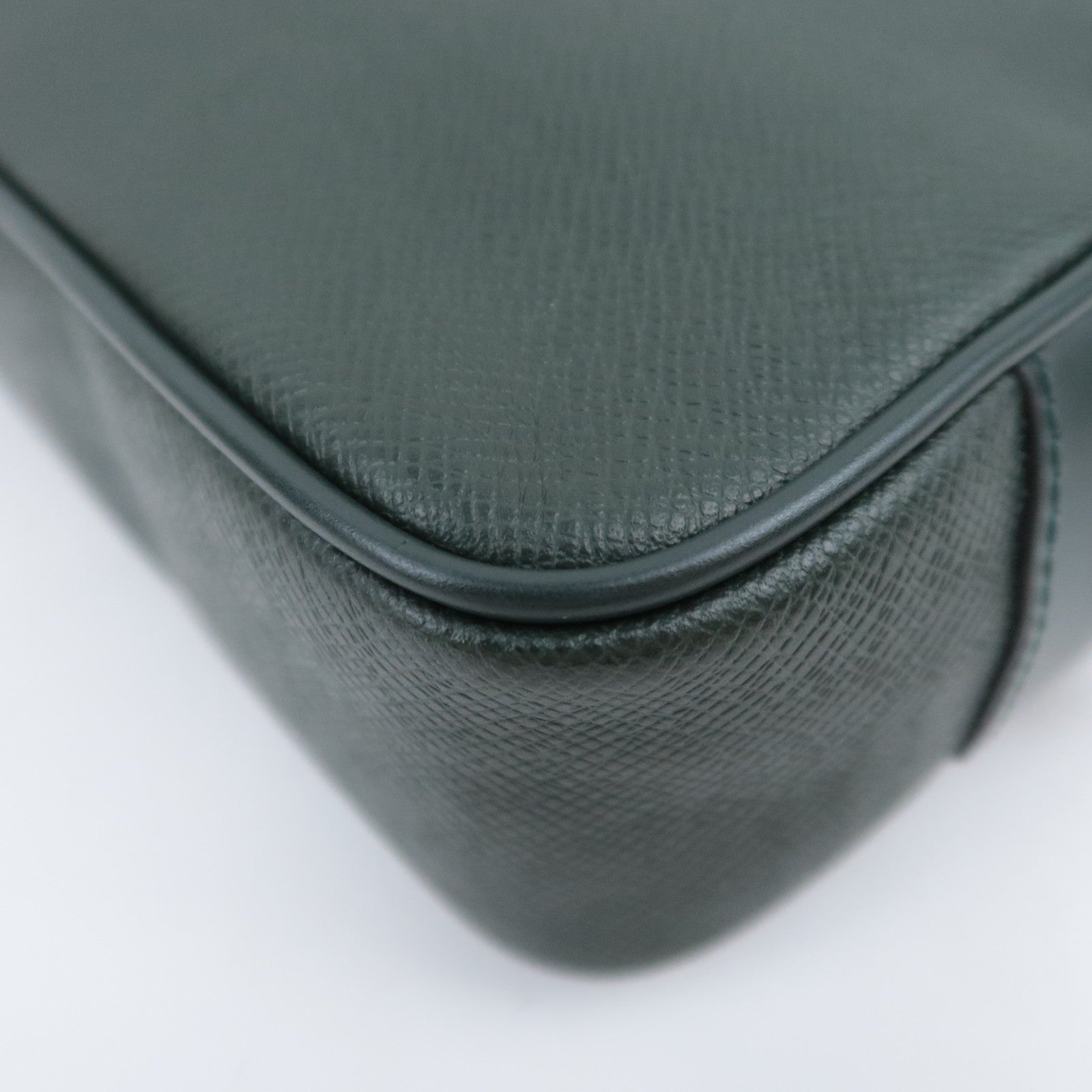 Louis Vuitton Taiga Kaluga Clutch Bag Epicea M30814