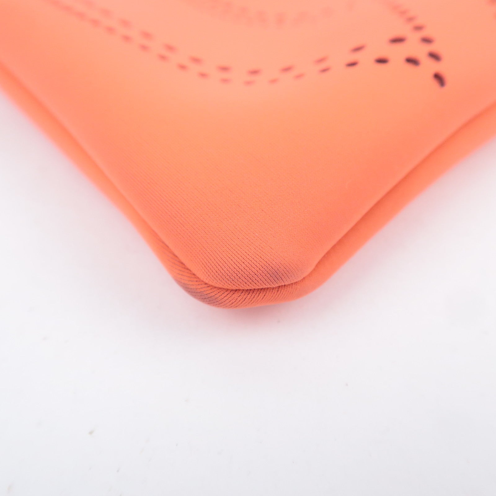 HERMES Neo Bain MM Clutch Bag Neoprene Grenadine