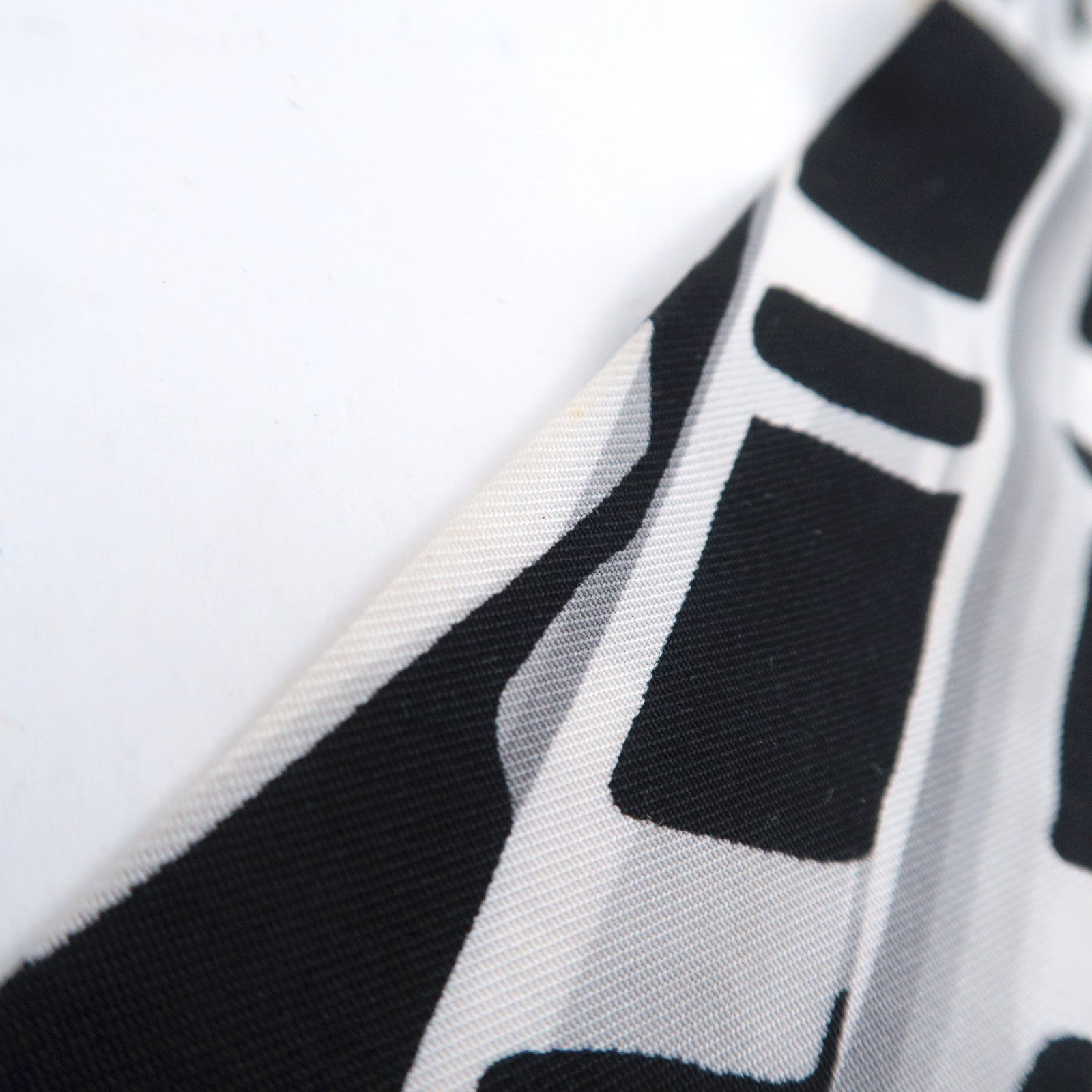 Louis Vuitton Bandeau Scarf 100% Silk Black White MP1834