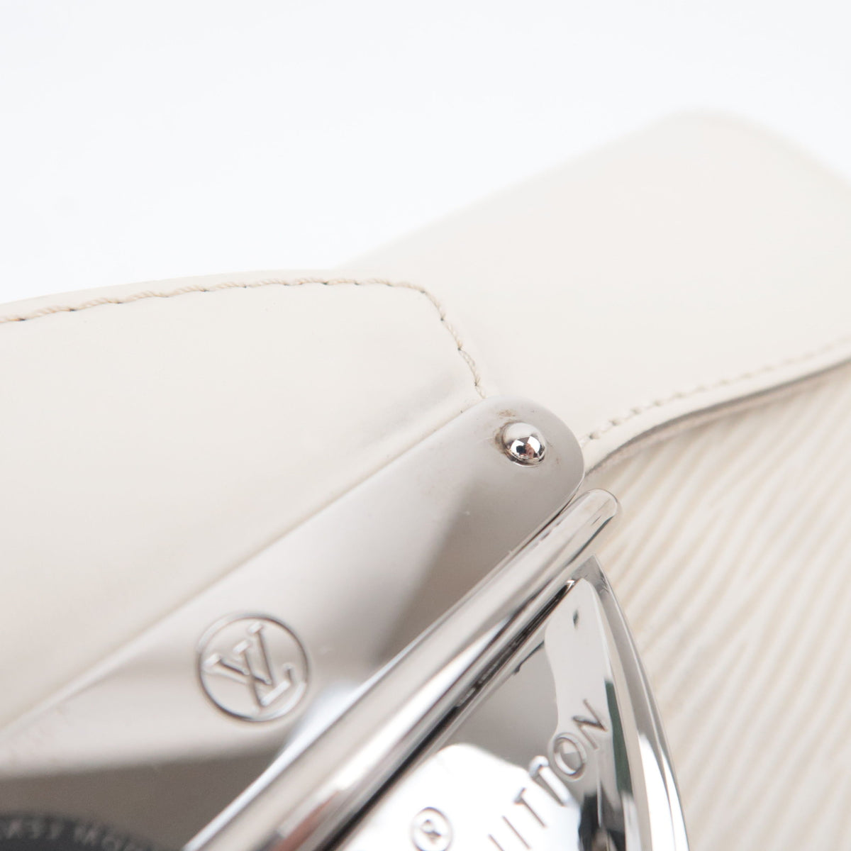 Louis Vuitton Epi Pochette Montaigne Ivoire M5929J