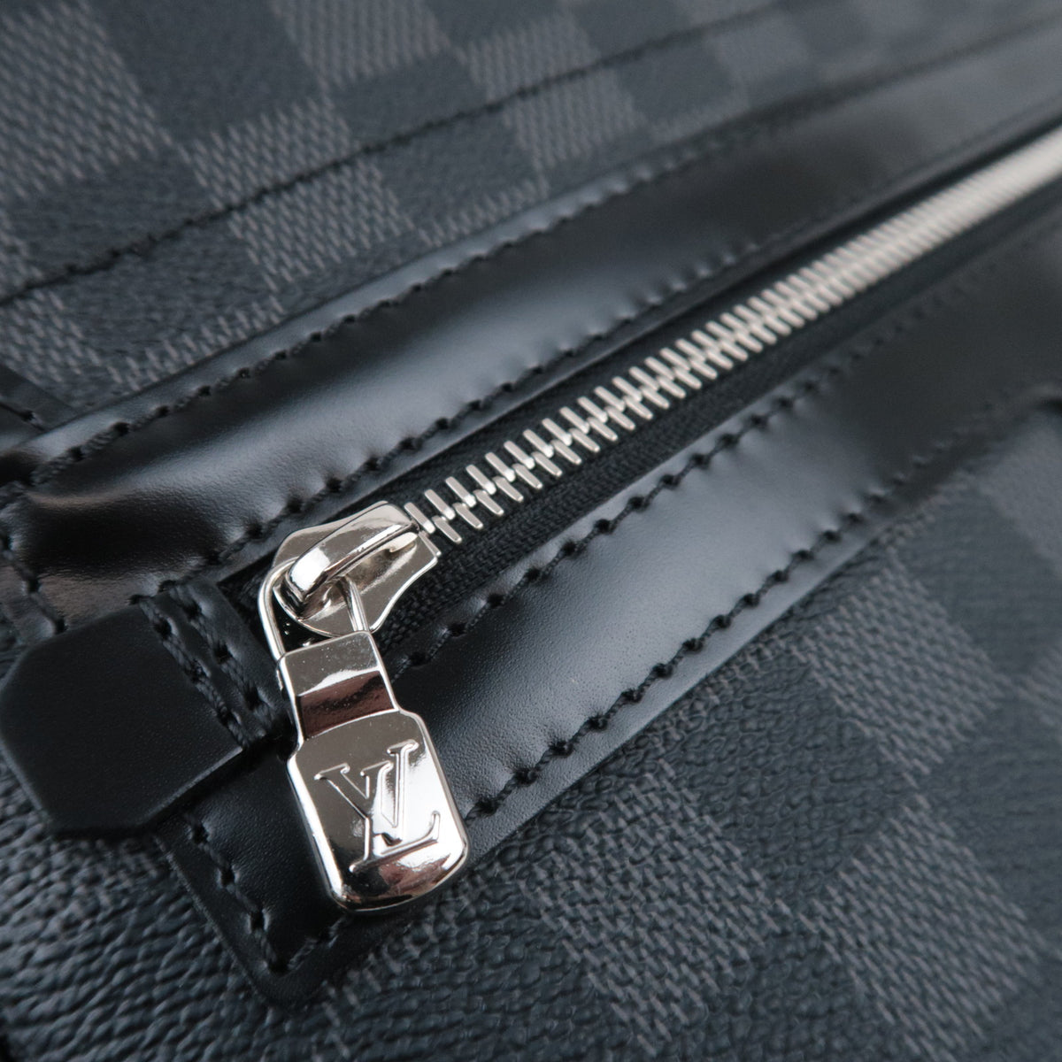 Louis Vuitton Damier Graphite Daniel MM Bag N58029