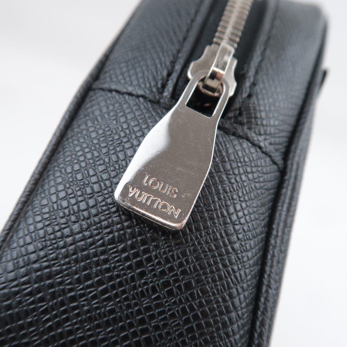 Louis Vuitton Taiga Pochette Kasai Clutch Bag M33409
