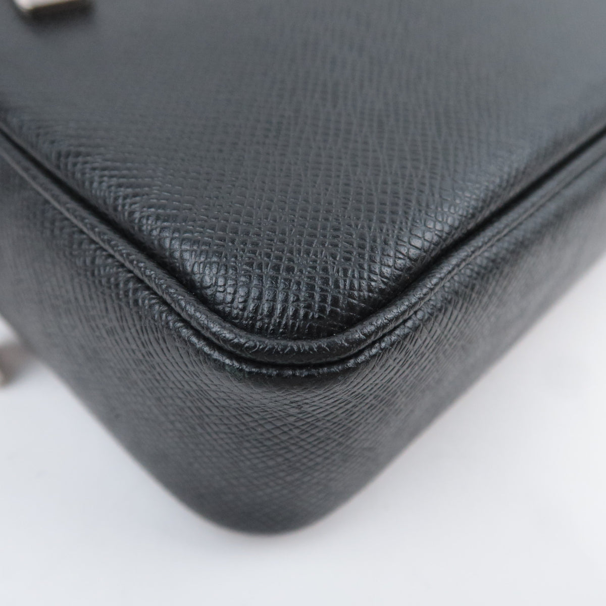 Louis Vuitton Taiga Pochette Kasai Clutch Bag M33409