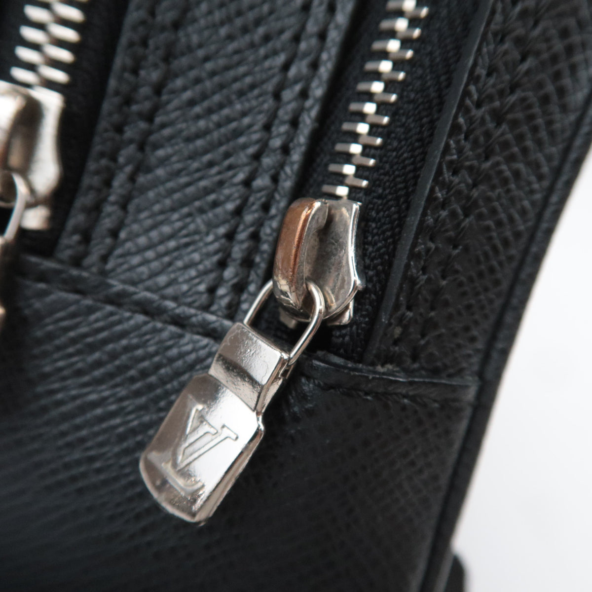 Louis Vuitton Taiga Pavel Clutch Bag M31142