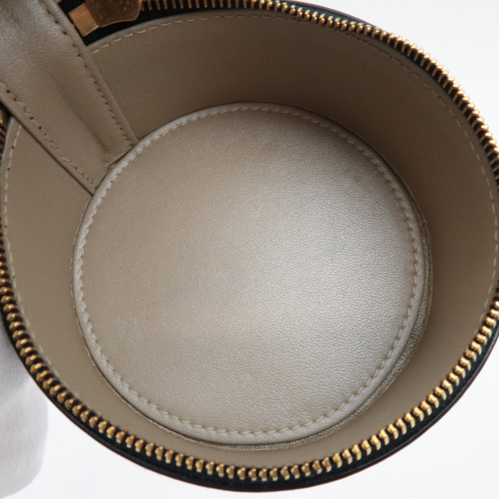 LOEWE Patent Circle Pouch met spiegel aan de binnenkant, zwart 