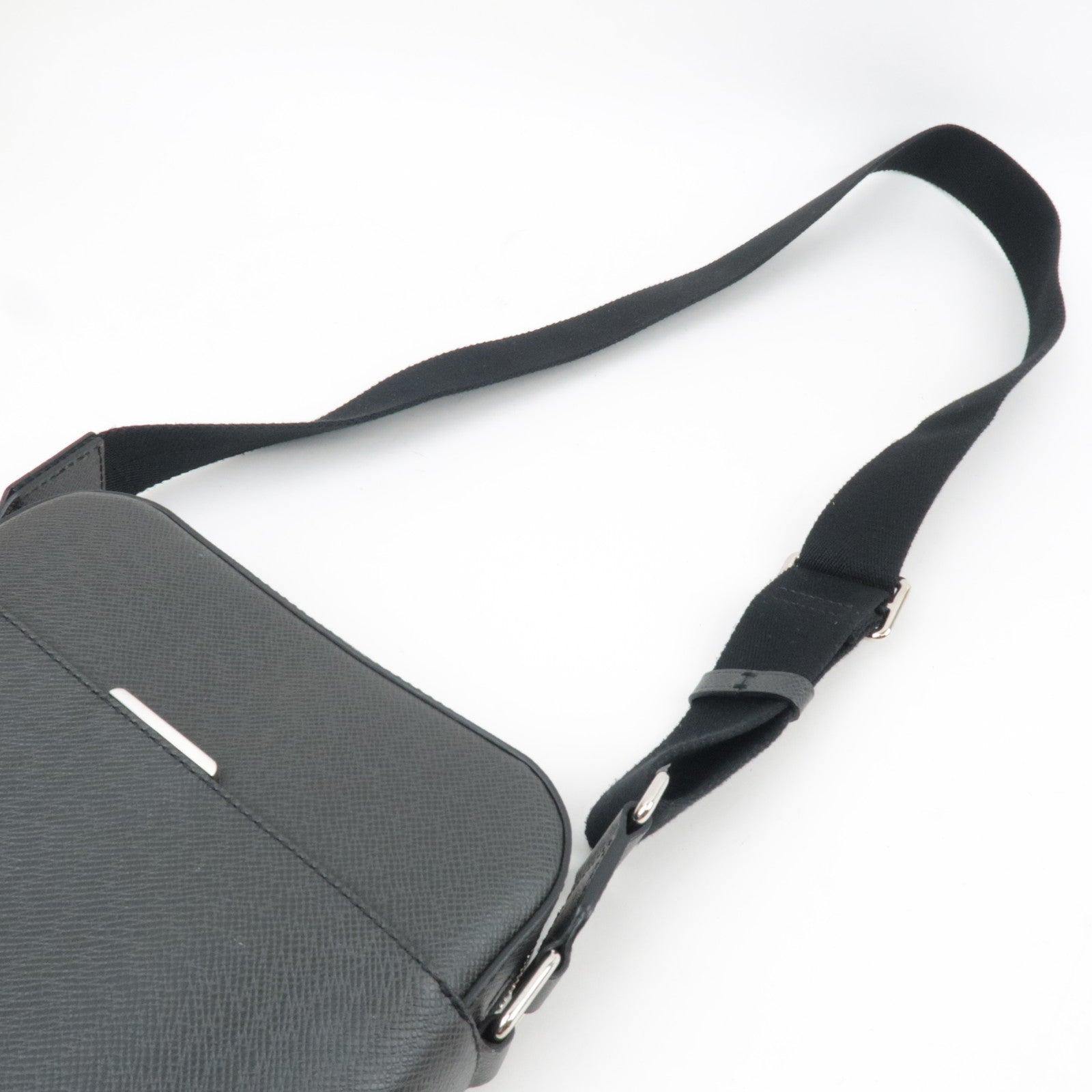 Louis Vuitton Taiga Anton Pochette Shoulder Bag Noir M33431 RFID *Dust bag