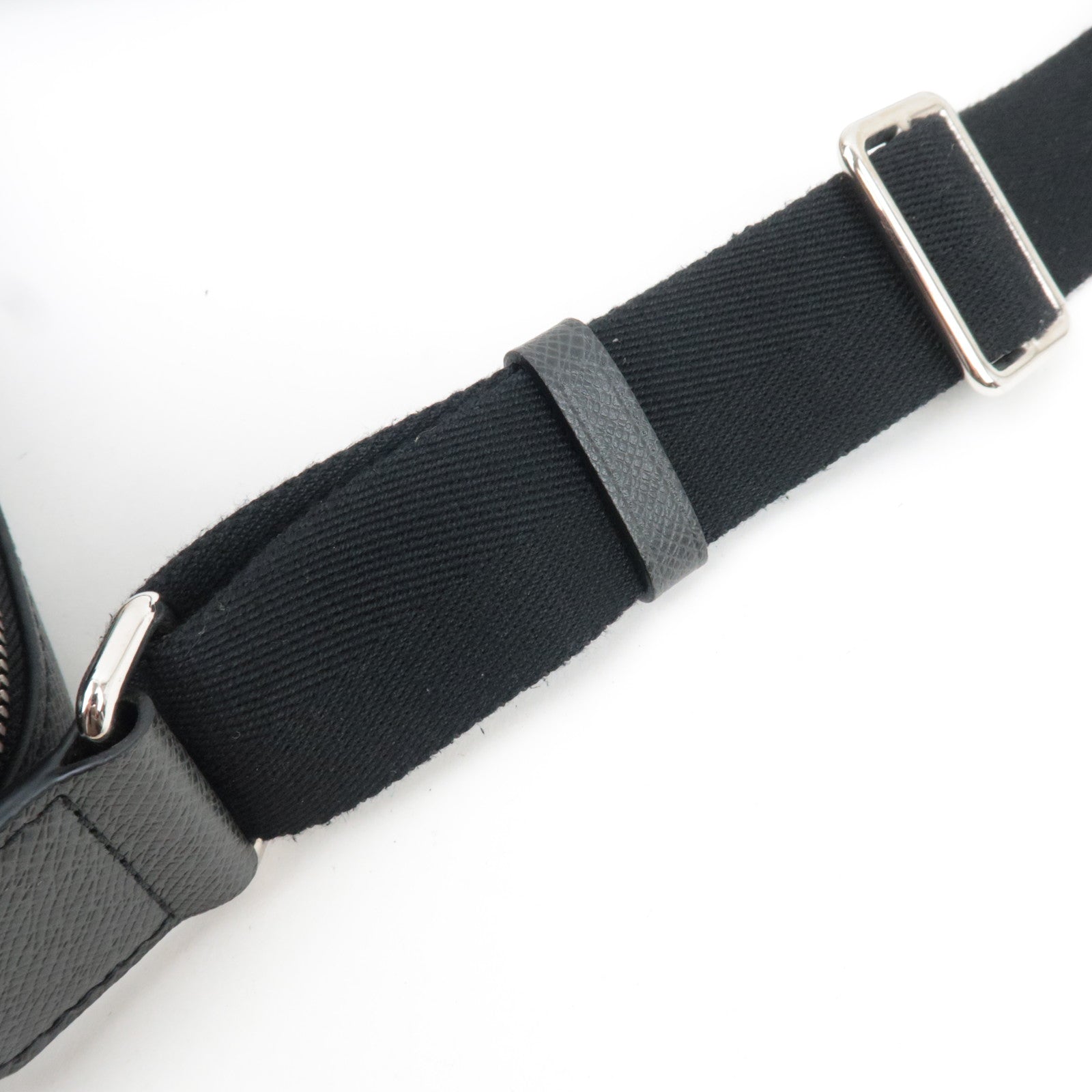 Louis Vuitton Taiga Anton Pochette Shoulder Bag Noir M33431 RFID *Dust bag