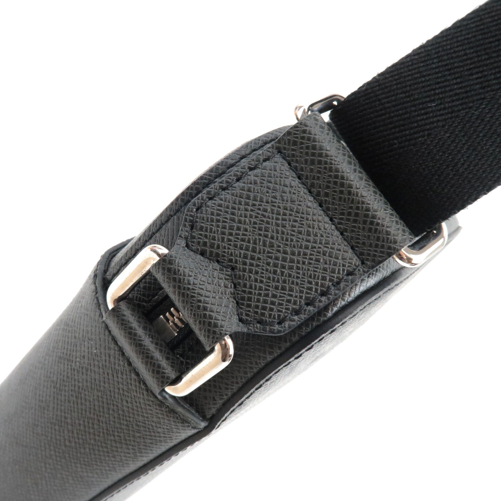 Louis Vuitton Taiga Anton Pochette Shoulder Bag Noir M33431 RFID *Dust bag