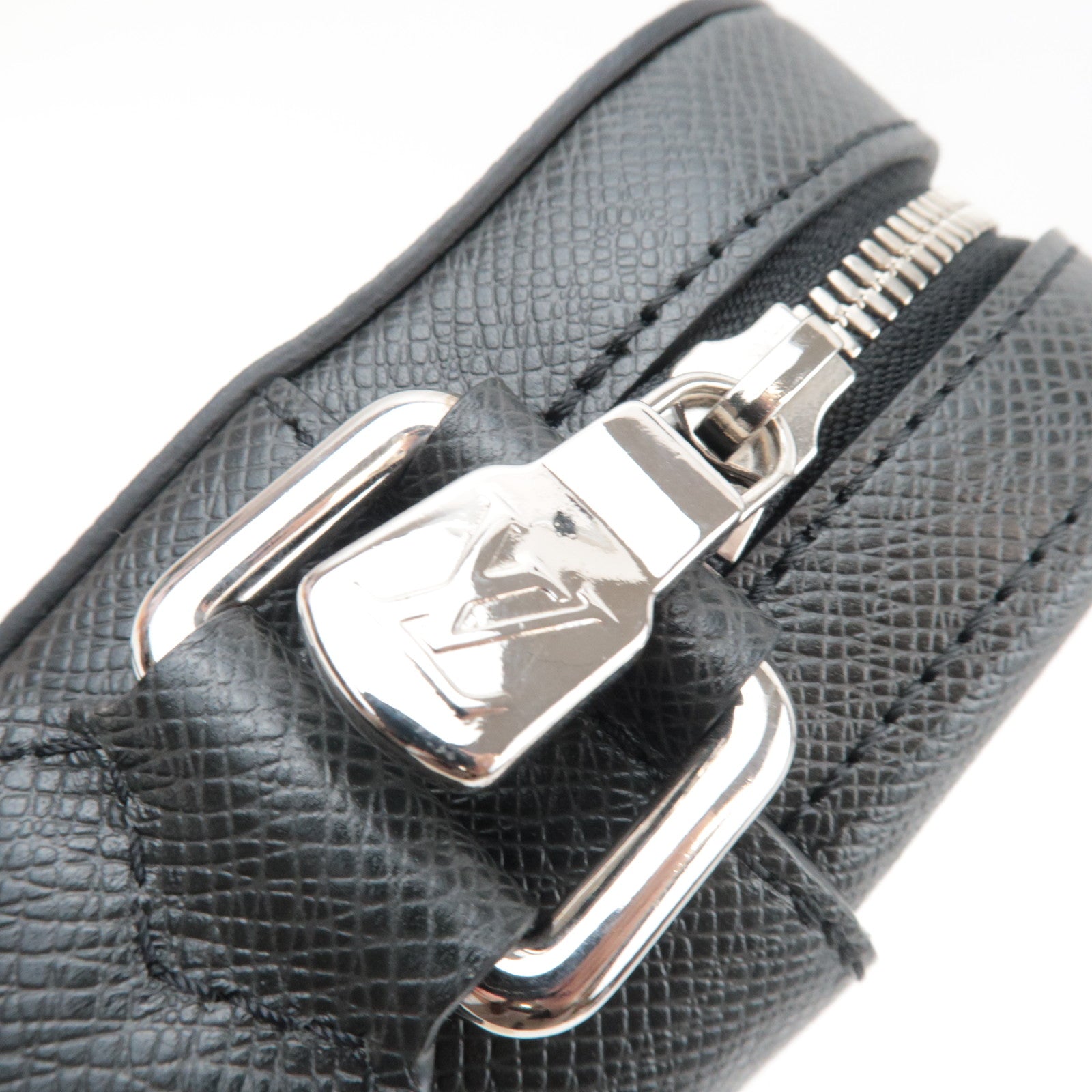 Louis Vuitton Taiga Anton Pochette Shoulder Bag Noir M33431 RFID *Dust bag