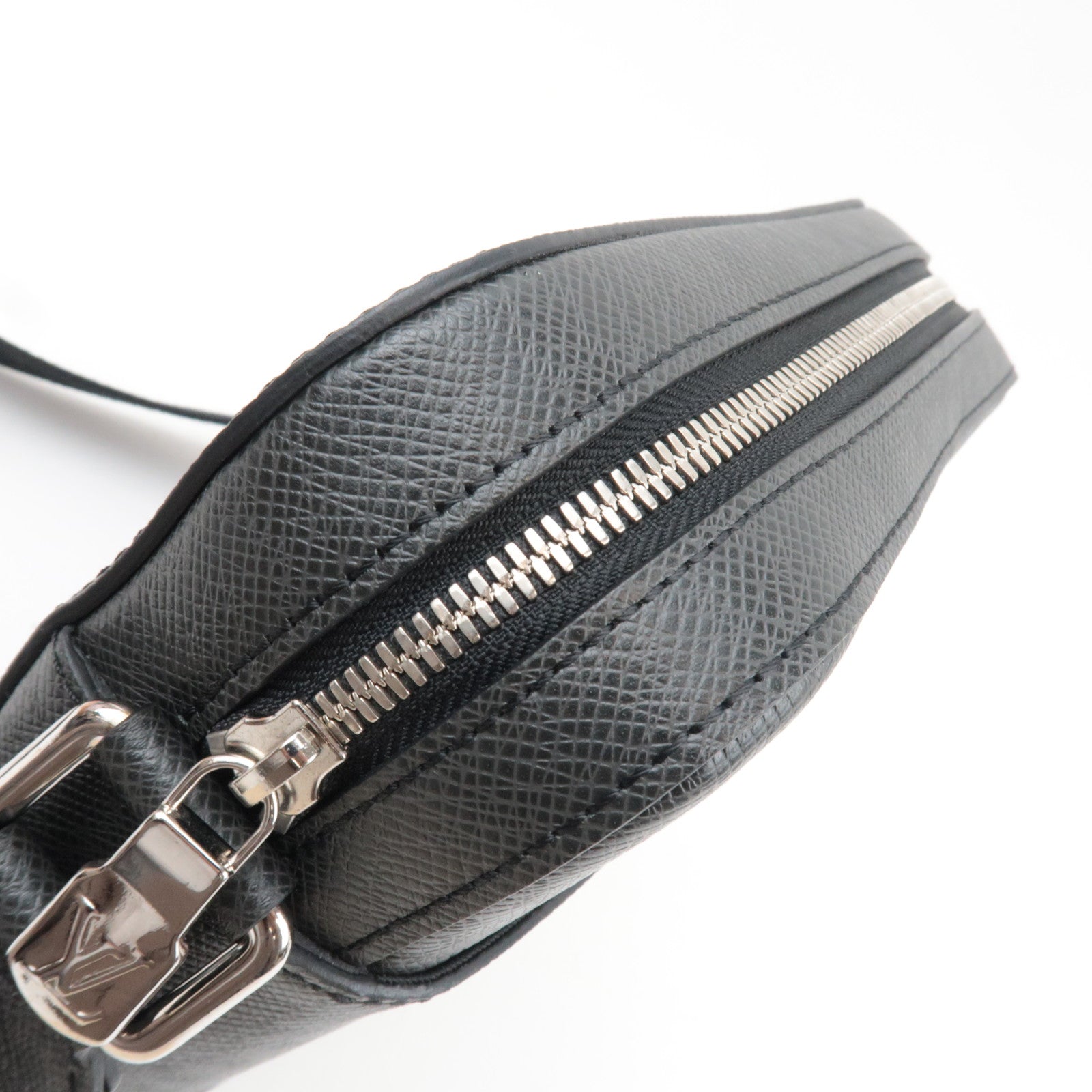 Louis Vuitton Taiga Anton Pochette Shoulder Bag Noir M33431 RFID *Dust bag