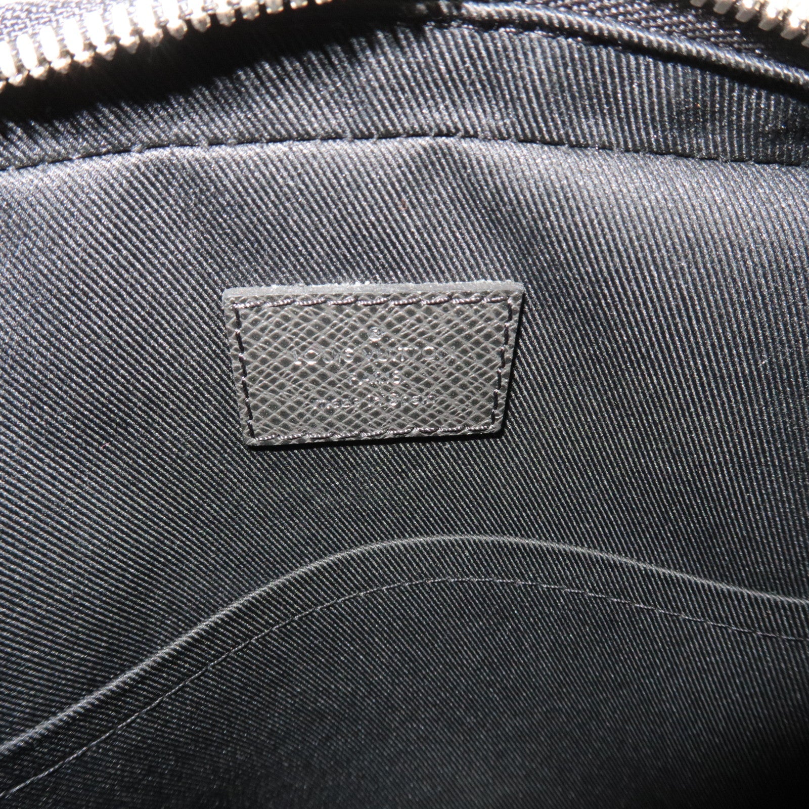 Louis Vuitton Taiga Anton Pochette Shoulder Bag Noir M33431 RFID *Dust bag