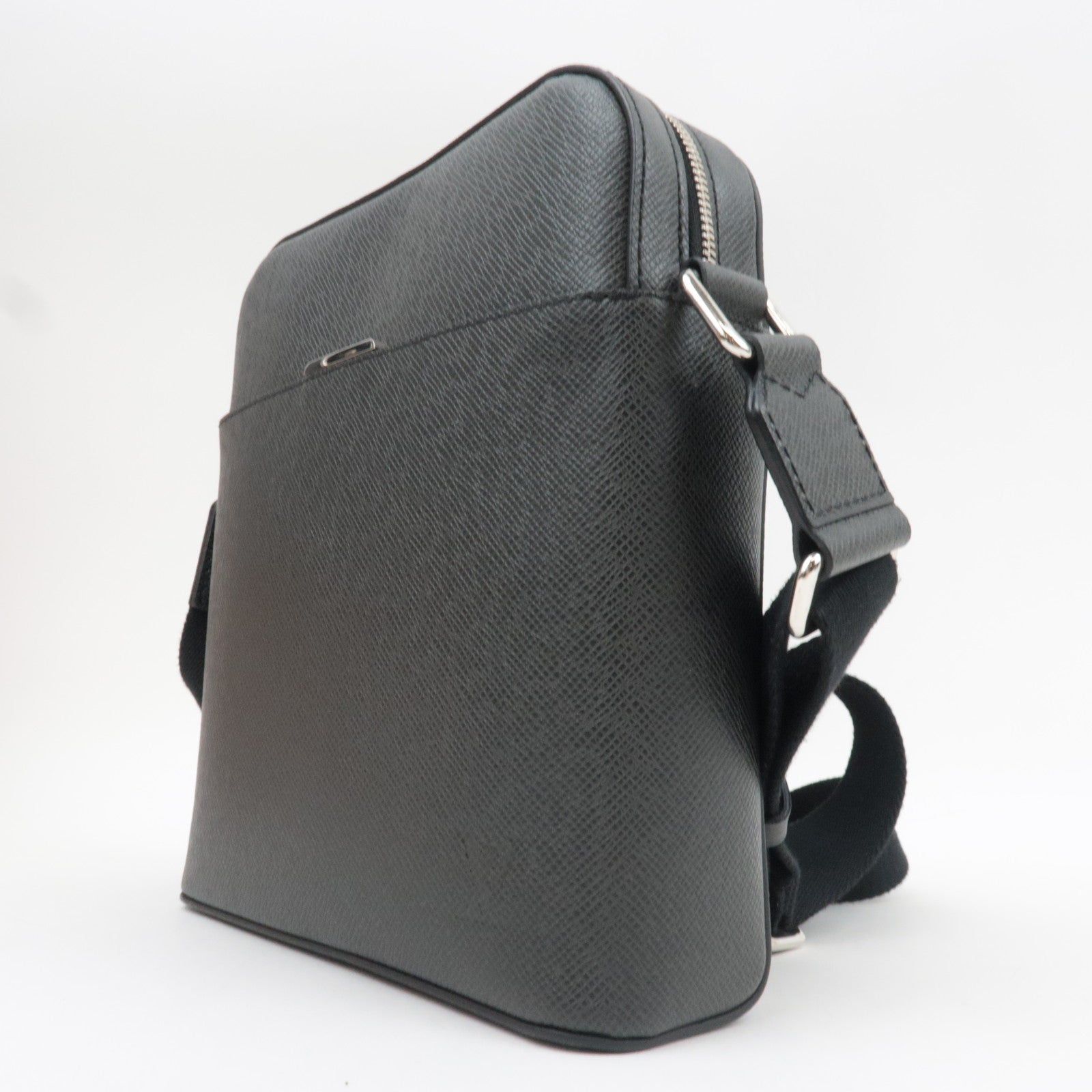 Louis Vuitton Taiga Anton Pochette Shoulder Bag Noir M33431 RFID *Dust bag