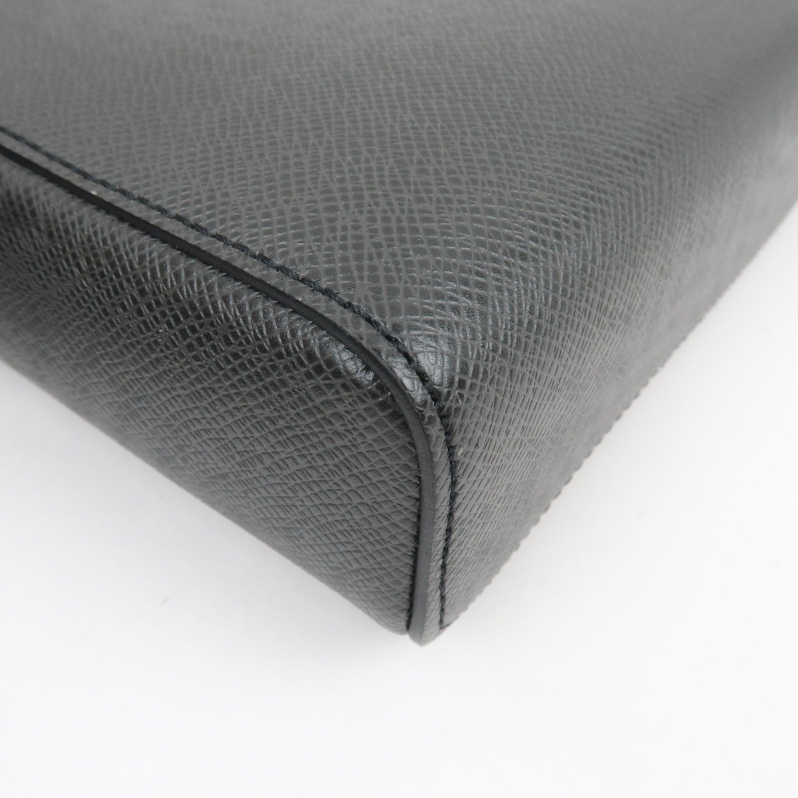 Louis Vuitton Taiga Anton Pochette Shoulder Bag Noir M33431 RFID *Dust bag