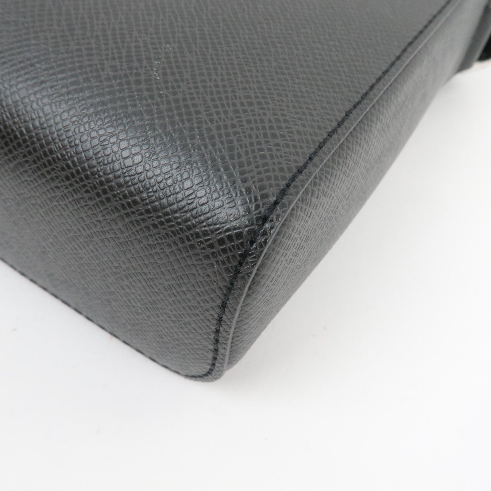 Louis Vuitton Taiga Anton Pochette Shoulder Bag Noir M33431 RFID *Dust bag