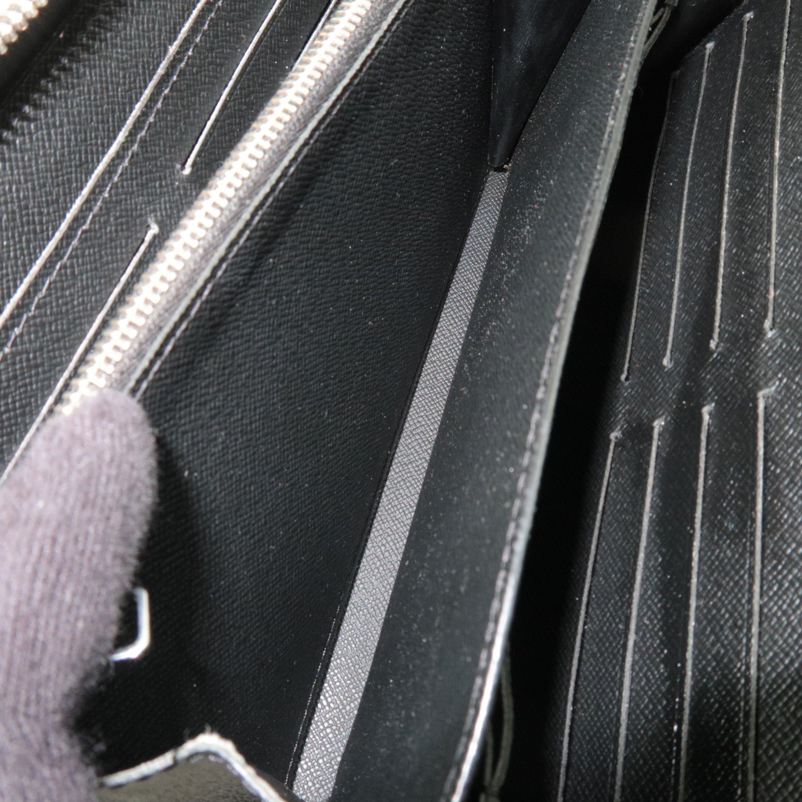 Louis Vuitton Taiga Zippy XL Wallet Noir M44275