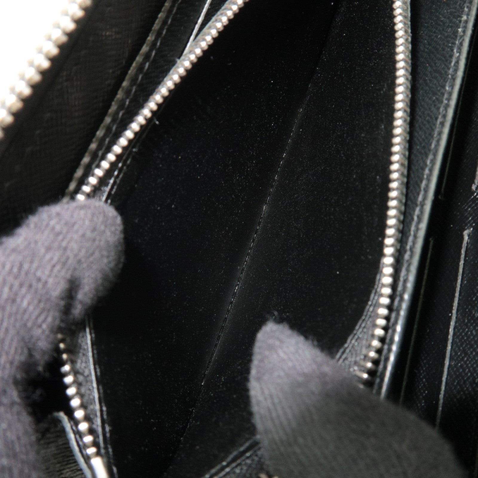 Louis Vuitton Taiga Zippy XL Wallet Noir M44275