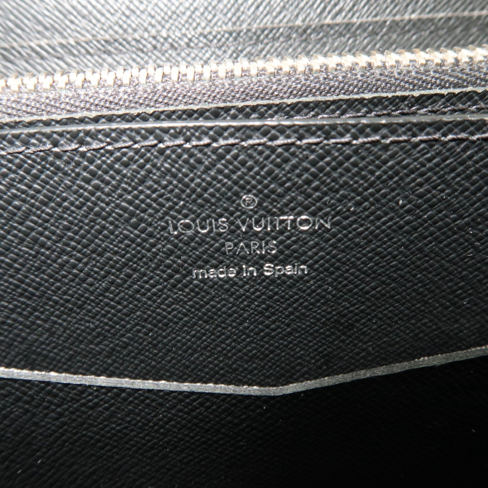 Louis Vuitton Taiga Zippy XL Wallet Noir M44275