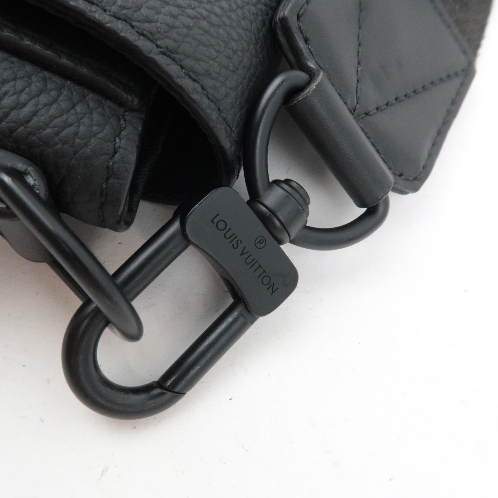 Louis Vuitton Aerogram Takeoff Messenger Leather Shoulder Bag Noir M57080