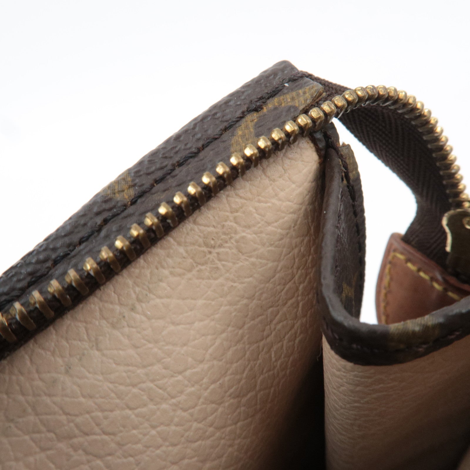 Louis Vuitton Monogram Poche Toilette 26 Toiletry Bag M47542