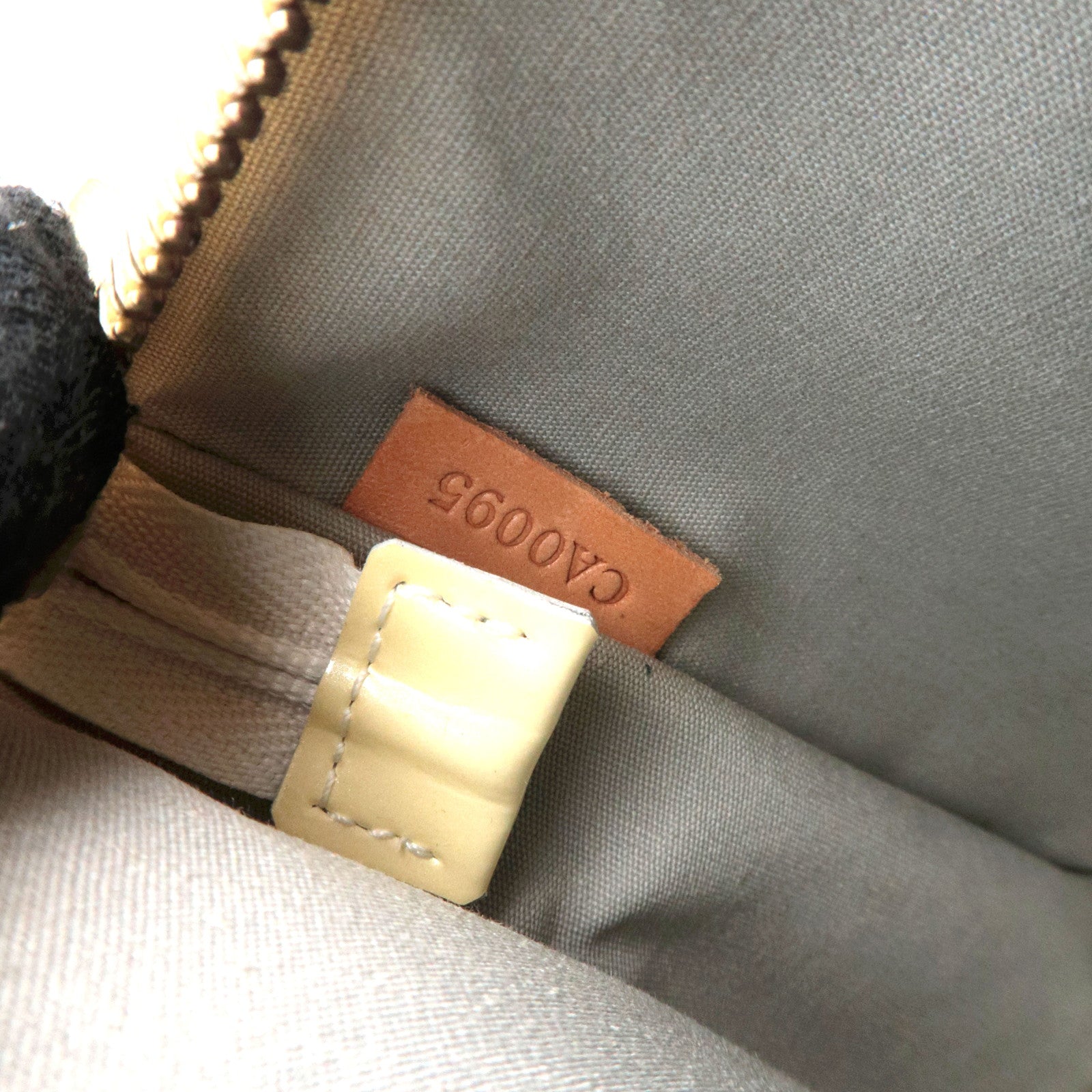Louis Vuitton Monogram Vernis Mallory Shoulder Bag Perle M91333