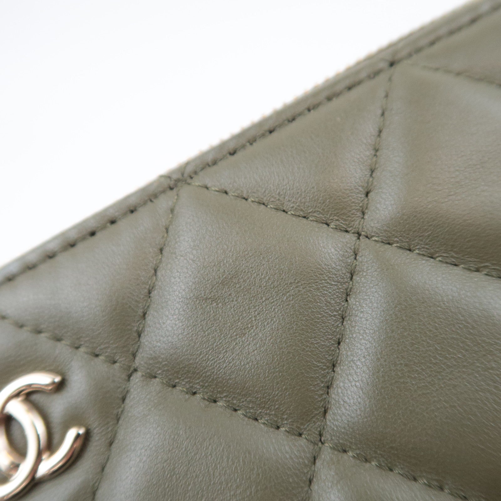 CHANEL Matelasse Clutch Bag Lambskin Khaki Gold Hardware A82552