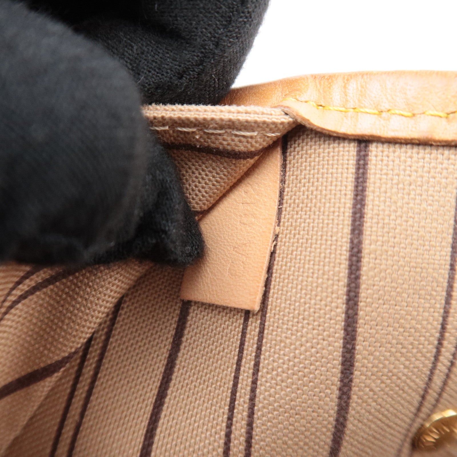 Louis Vuitton Monogram Neverfull MM Tote Bag M40156