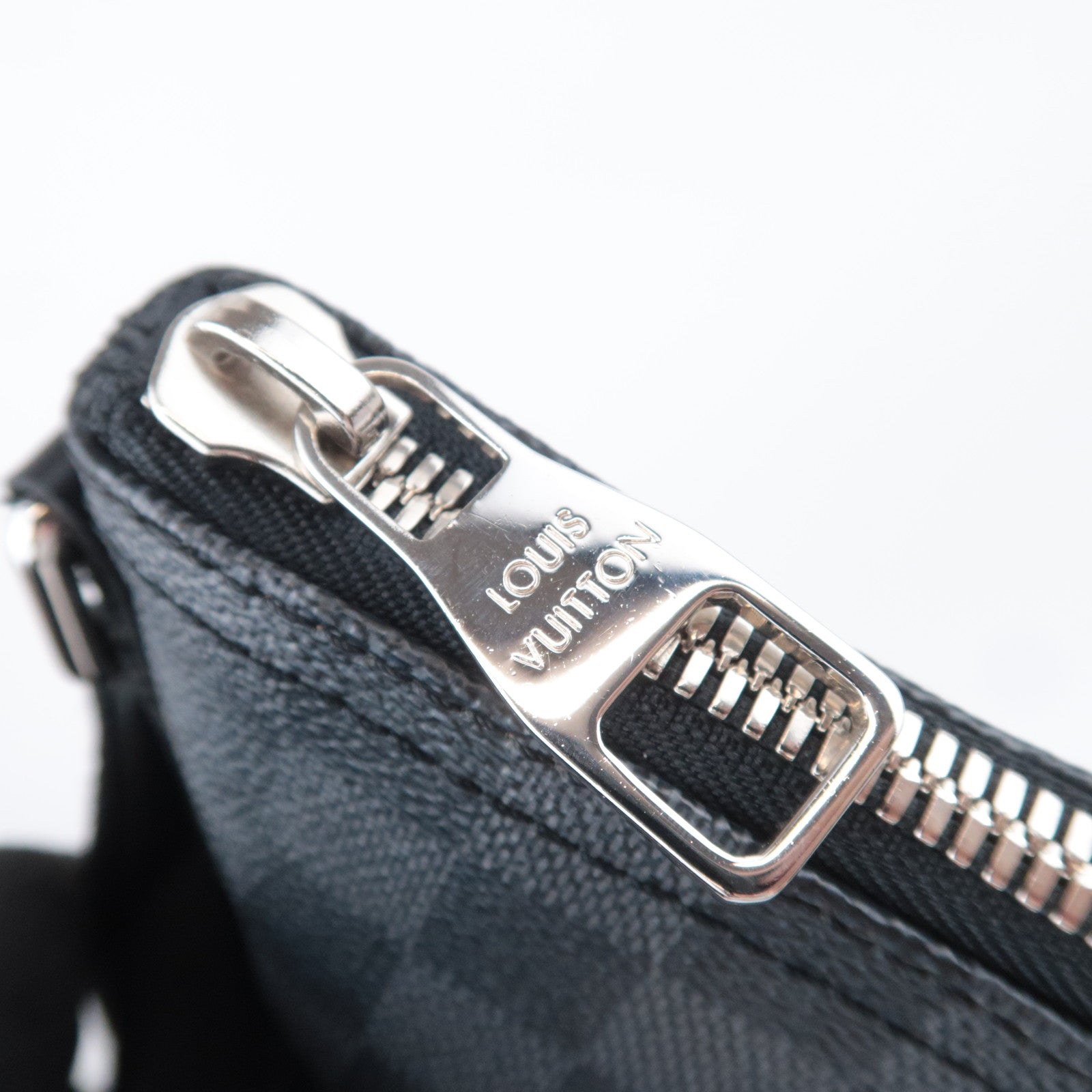 Louis Vuitton Damier Graphite Mick GM Messenger Shoulder Bag N41105
