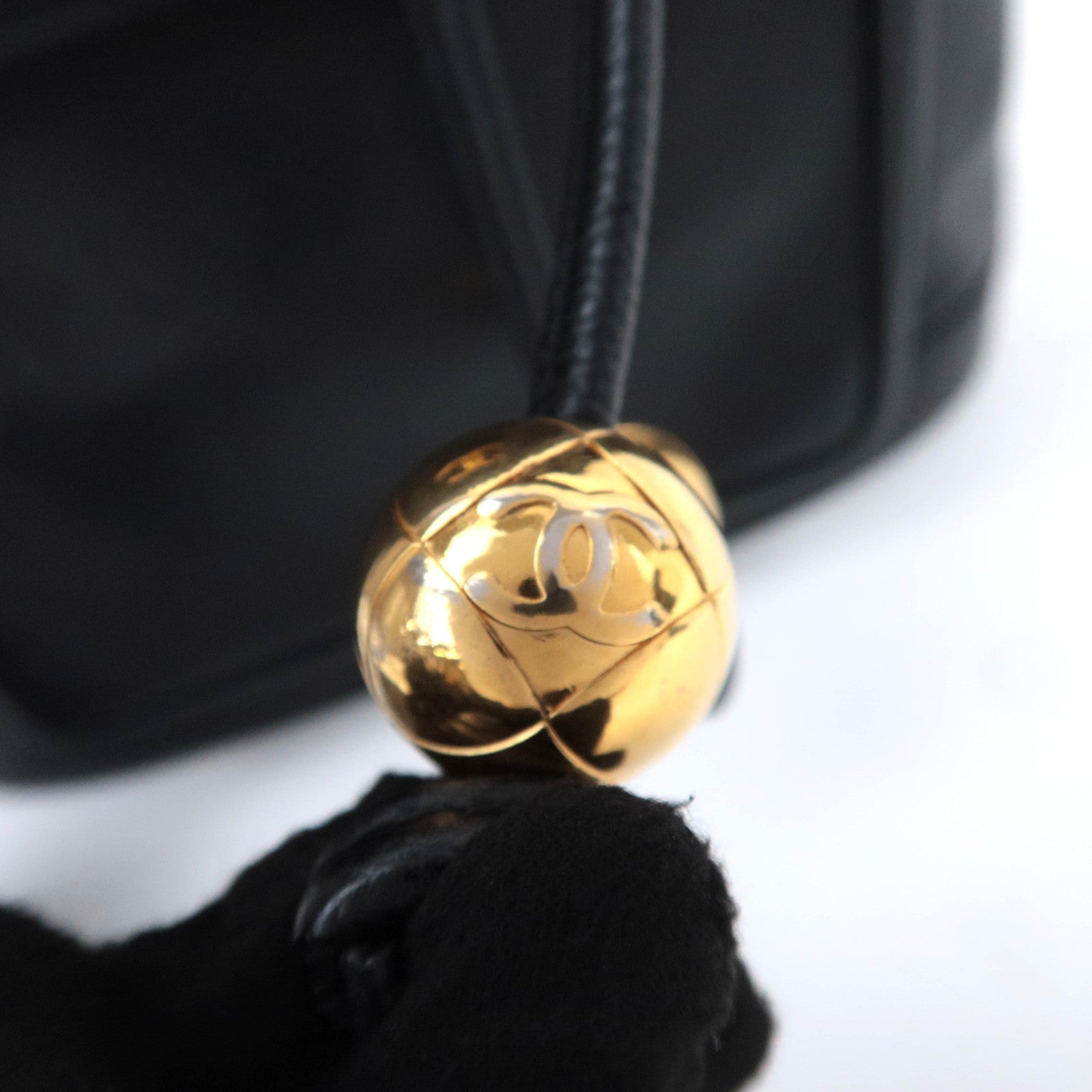 CHANEL Vintage Caviarskin Drawstring Shoulder Bag Black