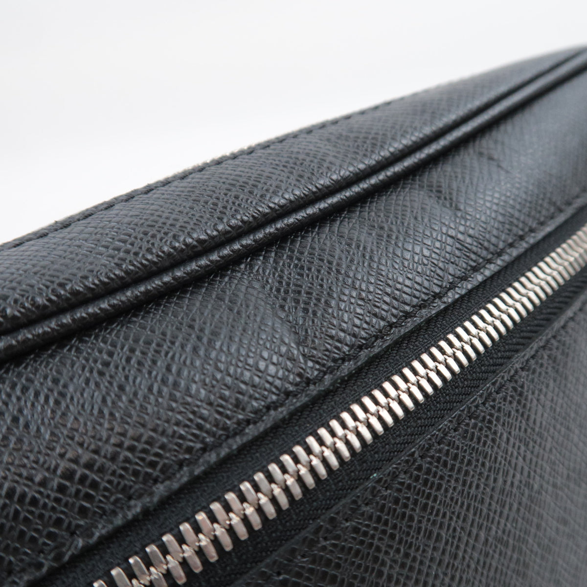 Louis Vuitton Taiga Pochette Kasai Clutch Bag M33409